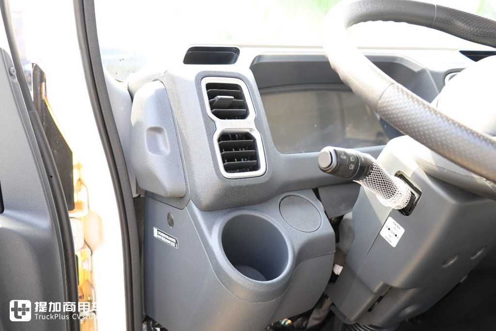 庆铃轻卡最高端产品，五十铃技术加持，庆铃M100高端轻卡实拍 - 第7张