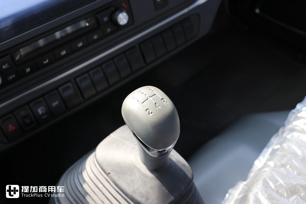 庆铃轻卡最高端产品，五十铃技术加持，庆铃M100高端轻卡实拍 - 第13张
