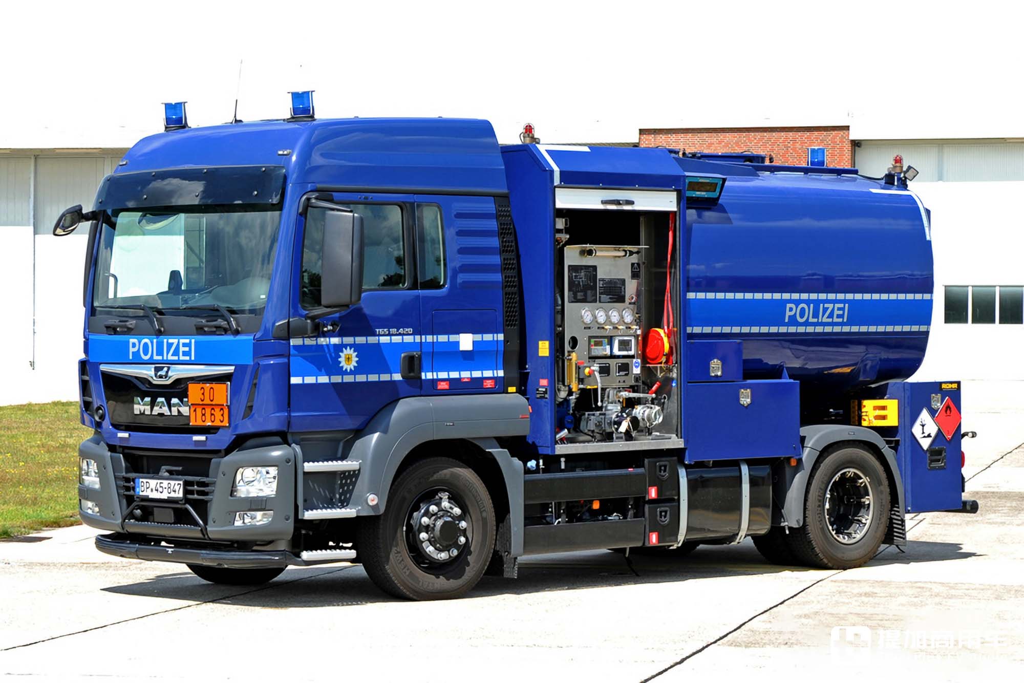 车身结构极其紧凑,四轮全驱+静液压驱动,曼恩TGS警用飞机加油车实拍 - 第10张 - 提加商用车网 车身结构极其紧凑,四轮全驱+静液压驱动,曼恩TGS警用飞机加油车实拍 - 第10张