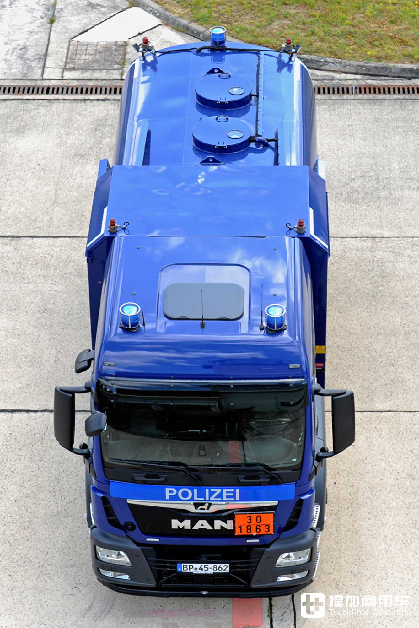 车身结构极其紧凑,四轮全驱+静液压驱动,曼恩TGS警用飞机加油车实拍 - 第11张 - 提加商用车网 车身结构极其紧凑,四轮全驱+静液压驱动,曼恩TGS警用飞机加油车实拍 - 第11张