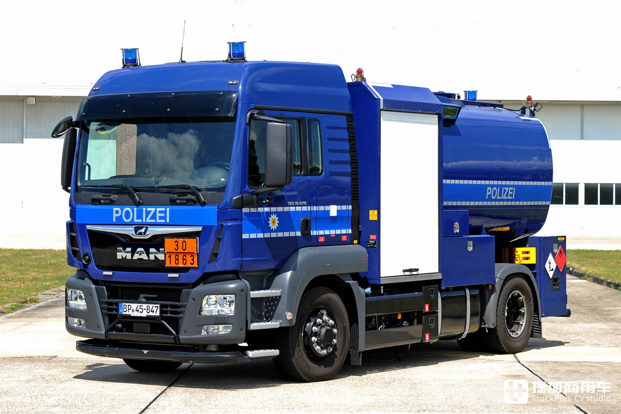 车身结构极其紧凑,四轮全驱+静液压驱动,曼恩TGS警用飞机加油车实拍 - 第12张 - 提加商用车网 车身结构极其紧凑,四轮全驱+静液压驱动,曼恩TGS警用飞机加油车实拍 - 第12张