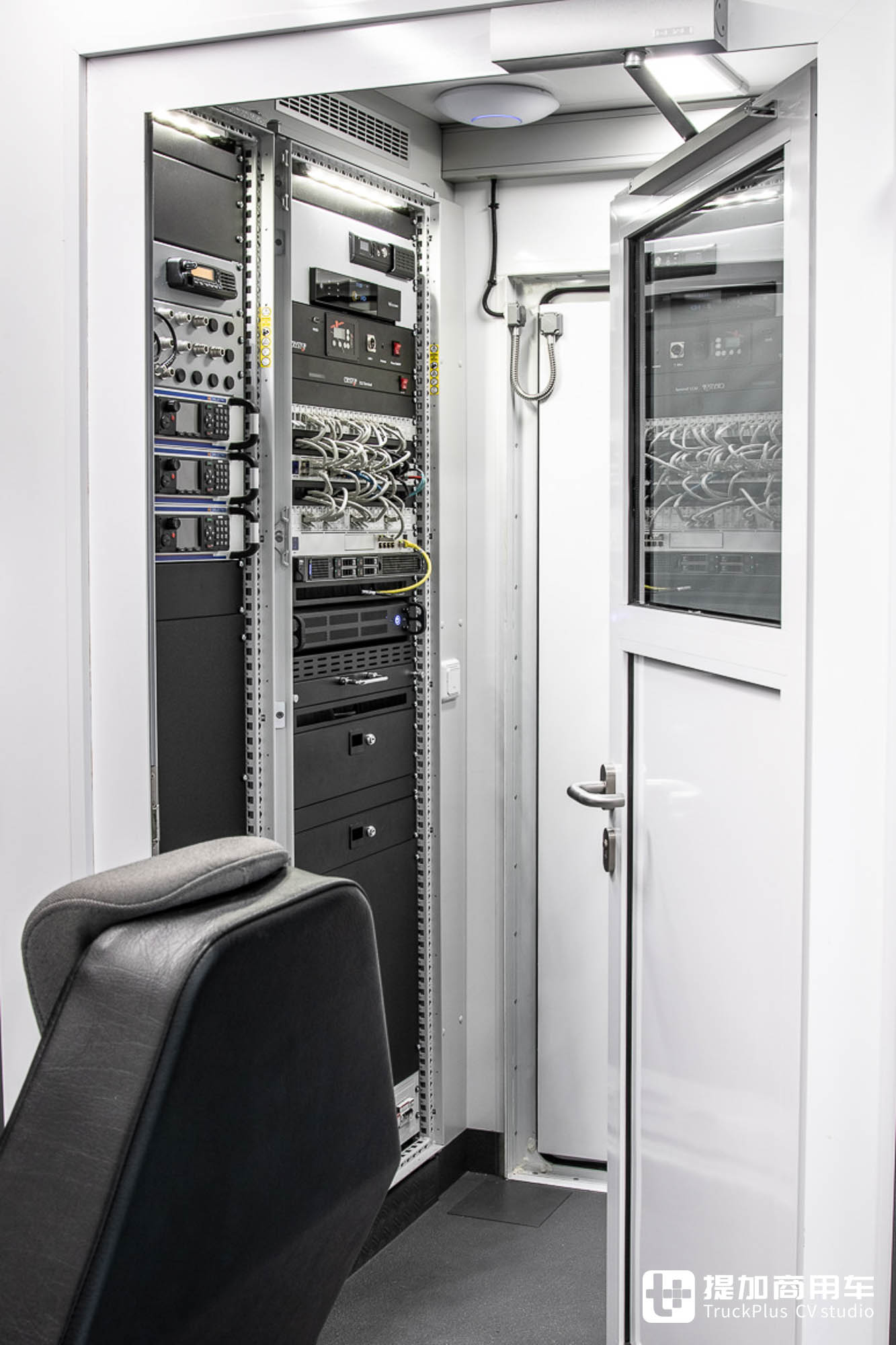 依维柯X-Way底盘打造,应急管理中枢,带你看Binz改装的大型指挥车 - 第16张 - 提加商用车网 依维柯X-Way底盘打造,应急管理中枢,带你看Binz改装的大型指挥车 - 第16张