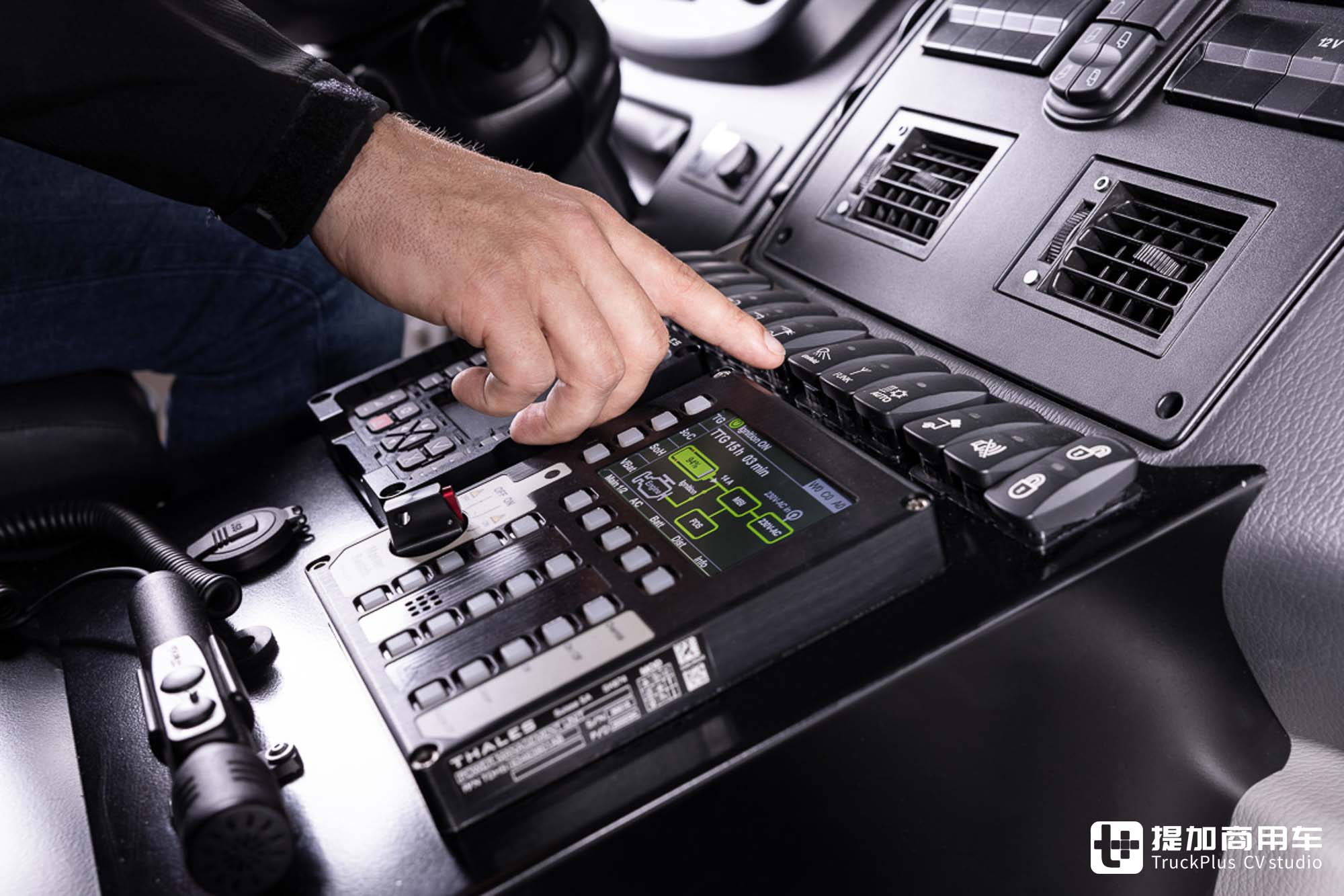 全车配置天花板,安普联合BINZ打造,乌尼莫克U5023战地救护车实拍 - 第18张 - 提加商用车网 全车配置天花板,安普联合BINZ打造,乌尼莫克U5023战地救护车实拍 - 第18张