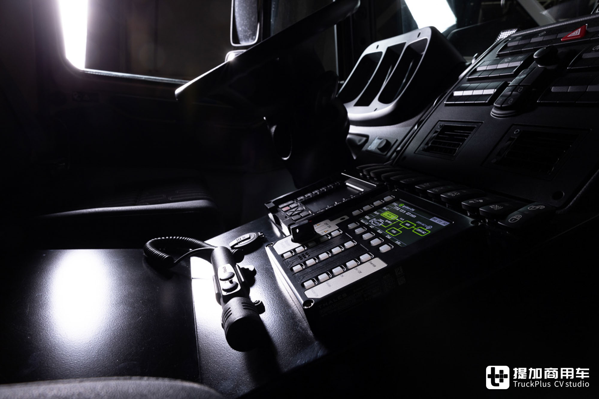 全车配置天花板,安普联合BINZ打造,乌尼莫克U5023战地救护车实拍 - 第19张 - 提加商用车网 全车配置天花板,安普联合BINZ打造,乌尼莫克U5023战地救护车实拍 - 第19张