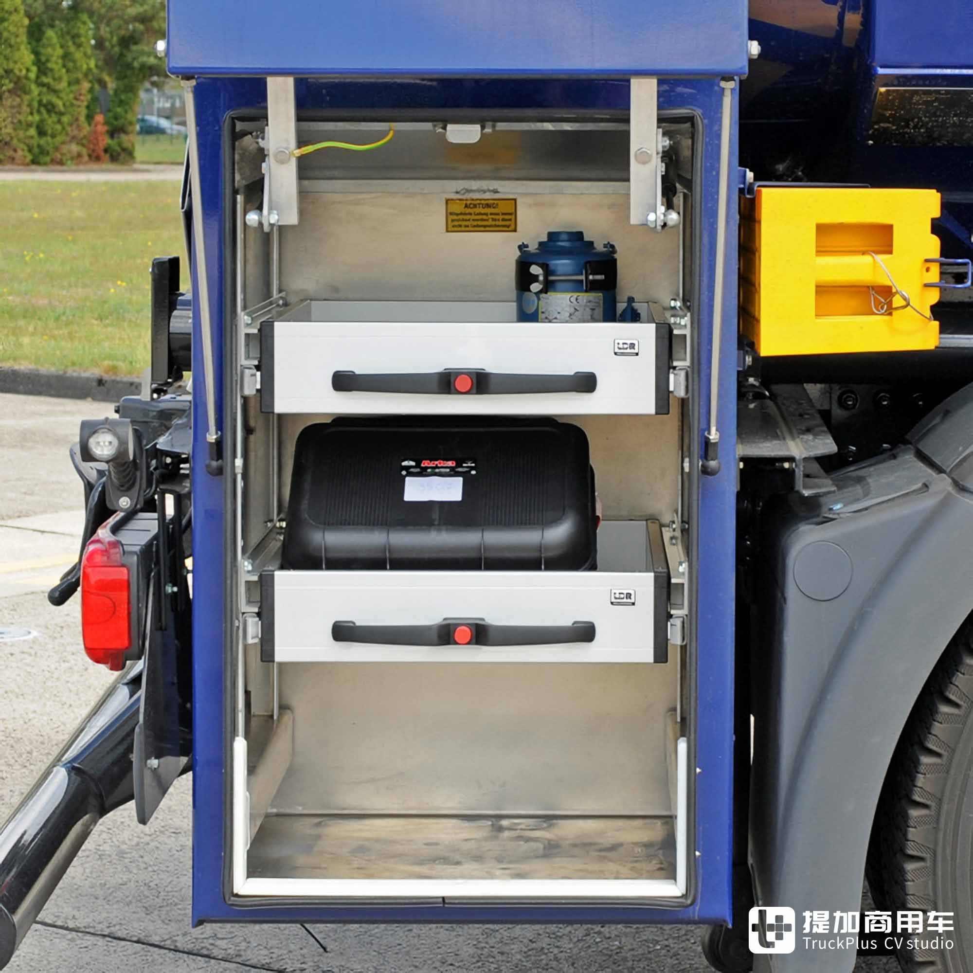 车身结构极其紧凑,四轮全驱+静液压驱动,曼恩TGS警用飞机加油车实拍 - 第19张 - 提加商用车网 车身结构极其紧凑,四轮全驱+静液压驱动,曼恩TGS警用飞机加油车实拍 - 第19张