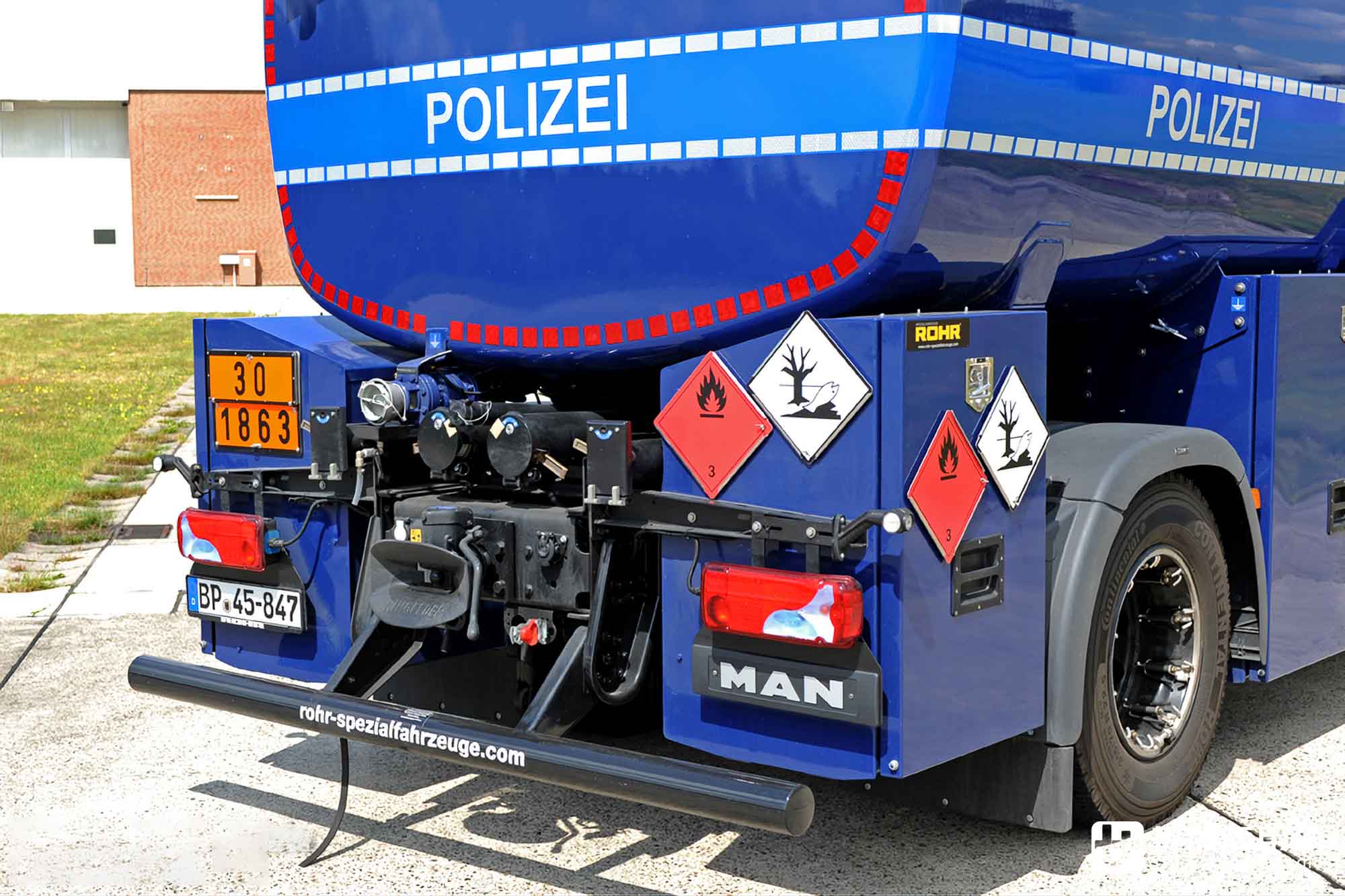 车身结构极其紧凑,四轮全驱+静液压驱动,曼恩TGS警用飞机加油车实拍 - 第24张 - 提加商用车网 车身结构极其紧凑,四轮全驱+静液压驱动,曼恩TGS警用飞机加油车实拍 - 第24张