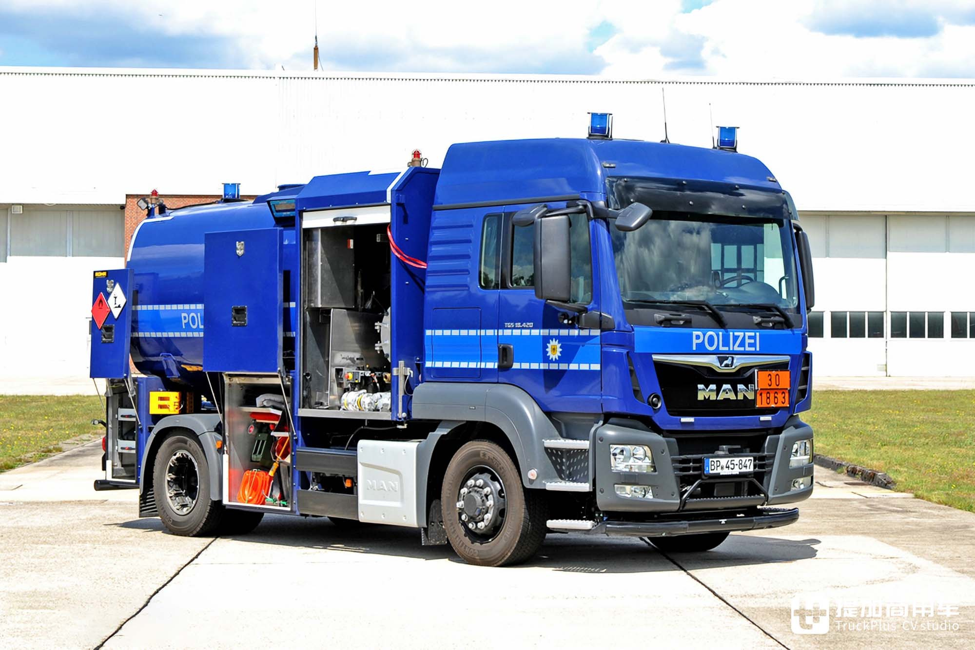 车身结构极其紧凑,四轮全驱+静液压驱动,曼恩TGS警用飞机加油车实拍 - 第28张 - 提加商用车网 车身结构极其紧凑,四轮全驱+静液压驱动,曼恩TGS警用飞机加油车实拍 - 第28张