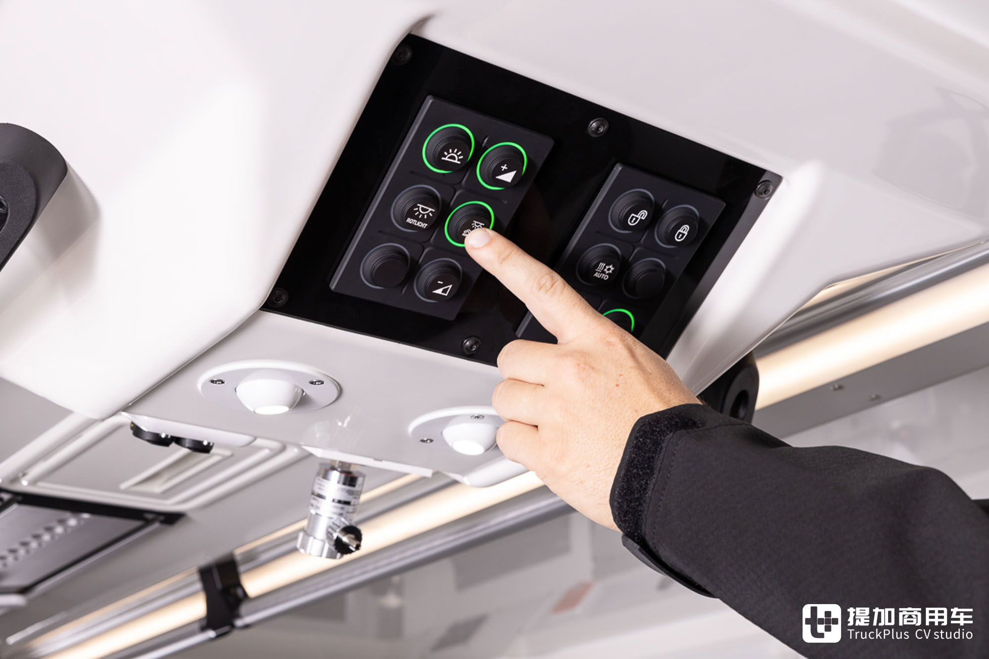 全车配置天花板,安普联合BINZ打造,乌尼莫克U5023战地救护车实拍 - 第29张 - 提加商用车网 全车配置天花板,安普联合BINZ打造,乌尼莫克U5023战地救护车实拍 - 第29张