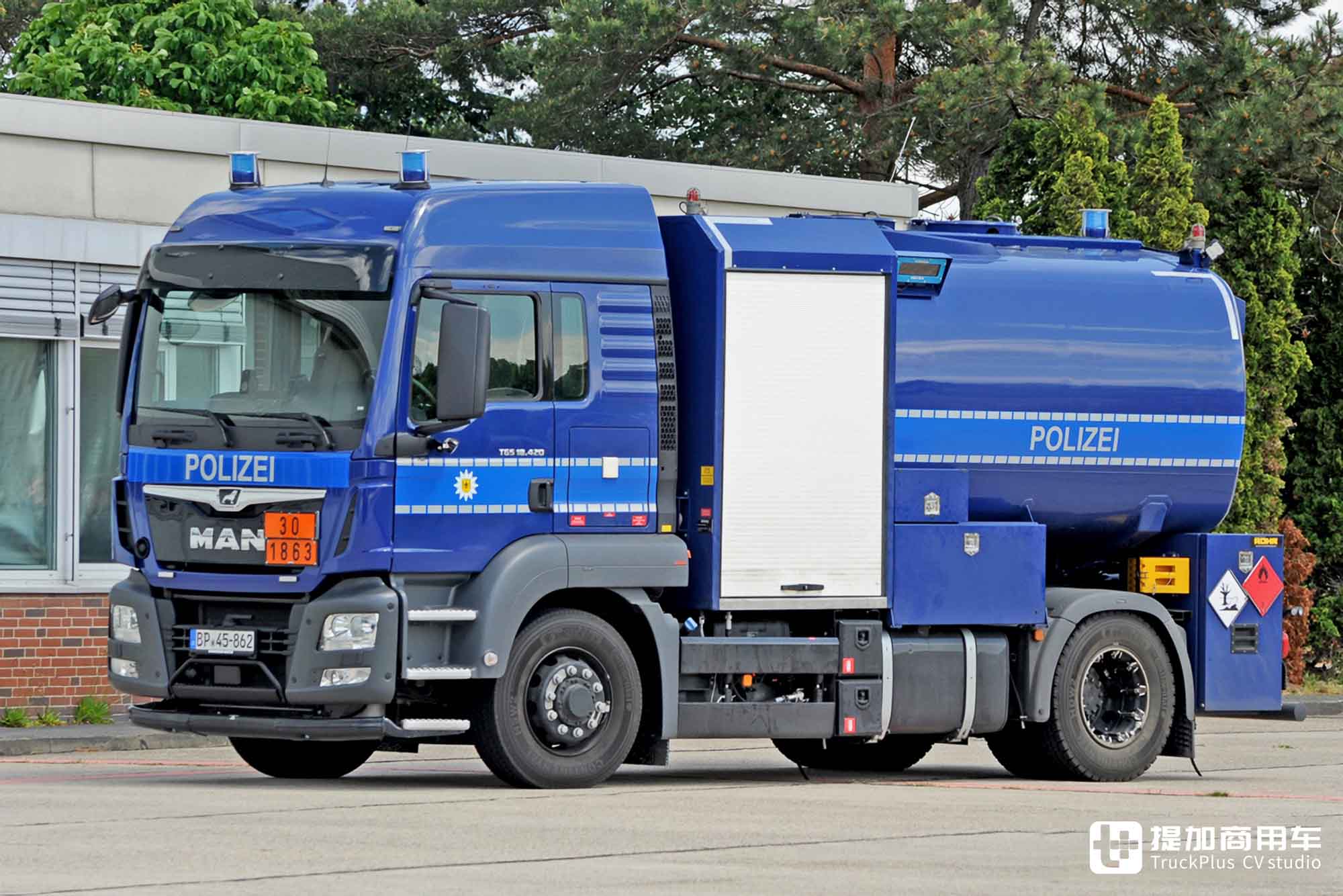 车身结构极其紧凑,四轮全驱+静液压驱动,曼恩TGS警用飞机加油车实拍 - 第3张 - 提加商用车网 车身结构极其紧凑,四轮全驱+静液压驱动,曼恩TGS警用飞机加油车实拍 - 第3张