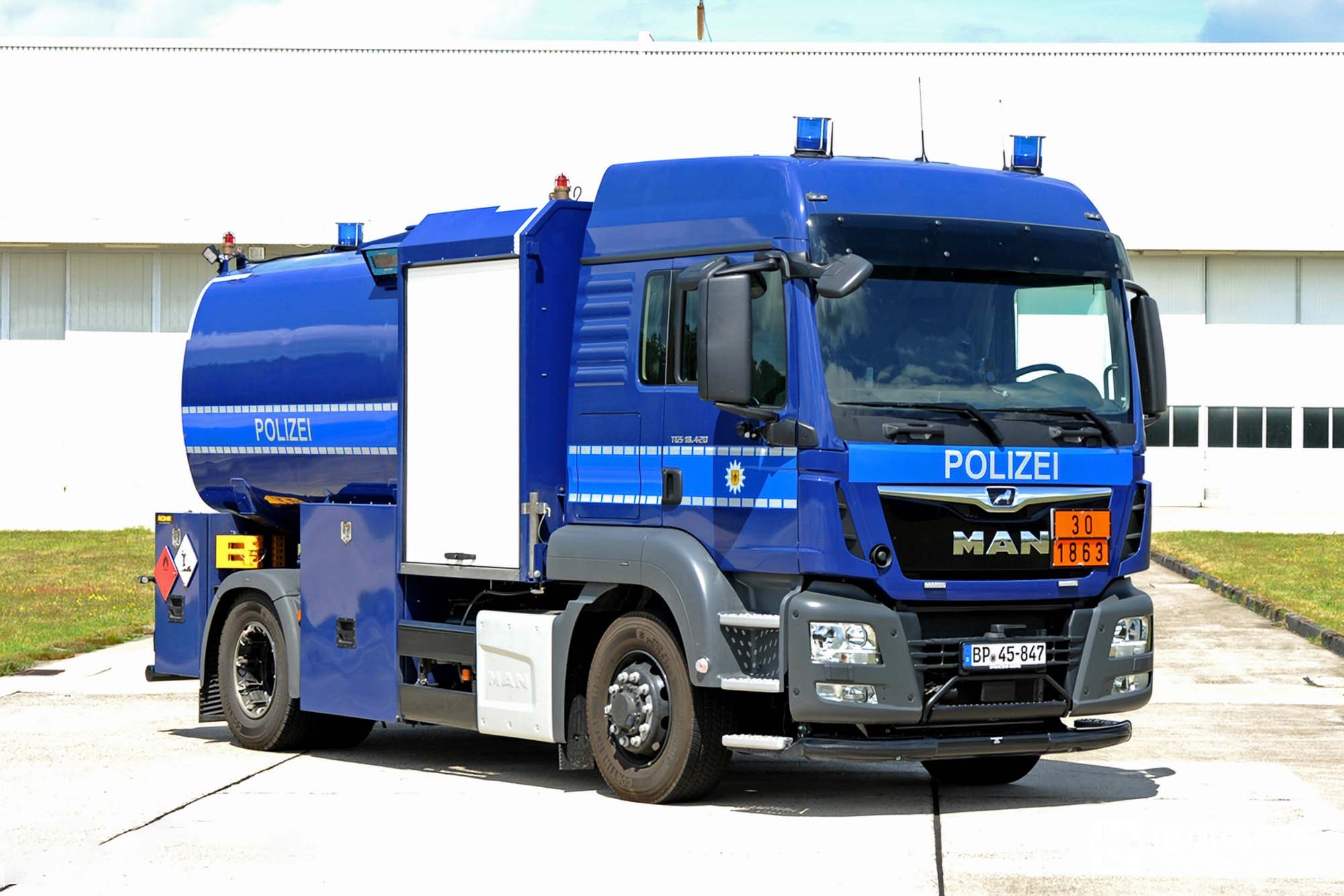 车身结构极其紧凑,四轮全驱+静液压驱动,曼恩TGS警用飞机加油车实拍 - 第4张 - 提加商用车网 车身结构极其紧凑,四轮全驱+静液压驱动,曼恩TGS警用飞机加油车实拍 - 第4张