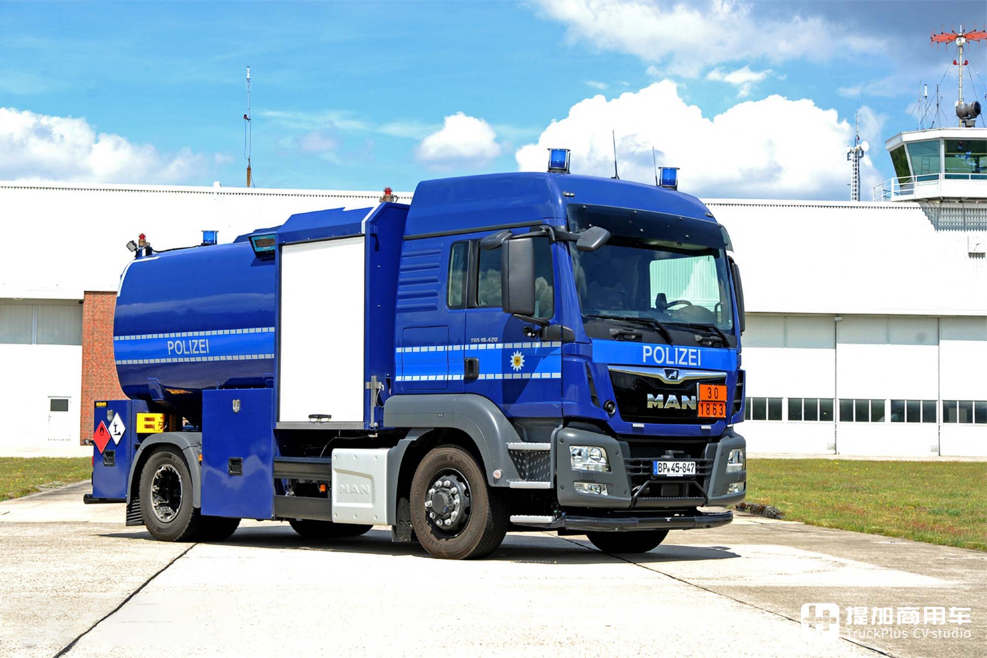 车身结构极其紧凑,四轮全驱+静液压驱动,曼恩TGS警用飞机加油车实拍 - 第6张 - 提加商用车网 车身结构极其紧凑,四轮全驱+静液压驱动,曼恩TGS警用飞机加油车实拍 - 第6张