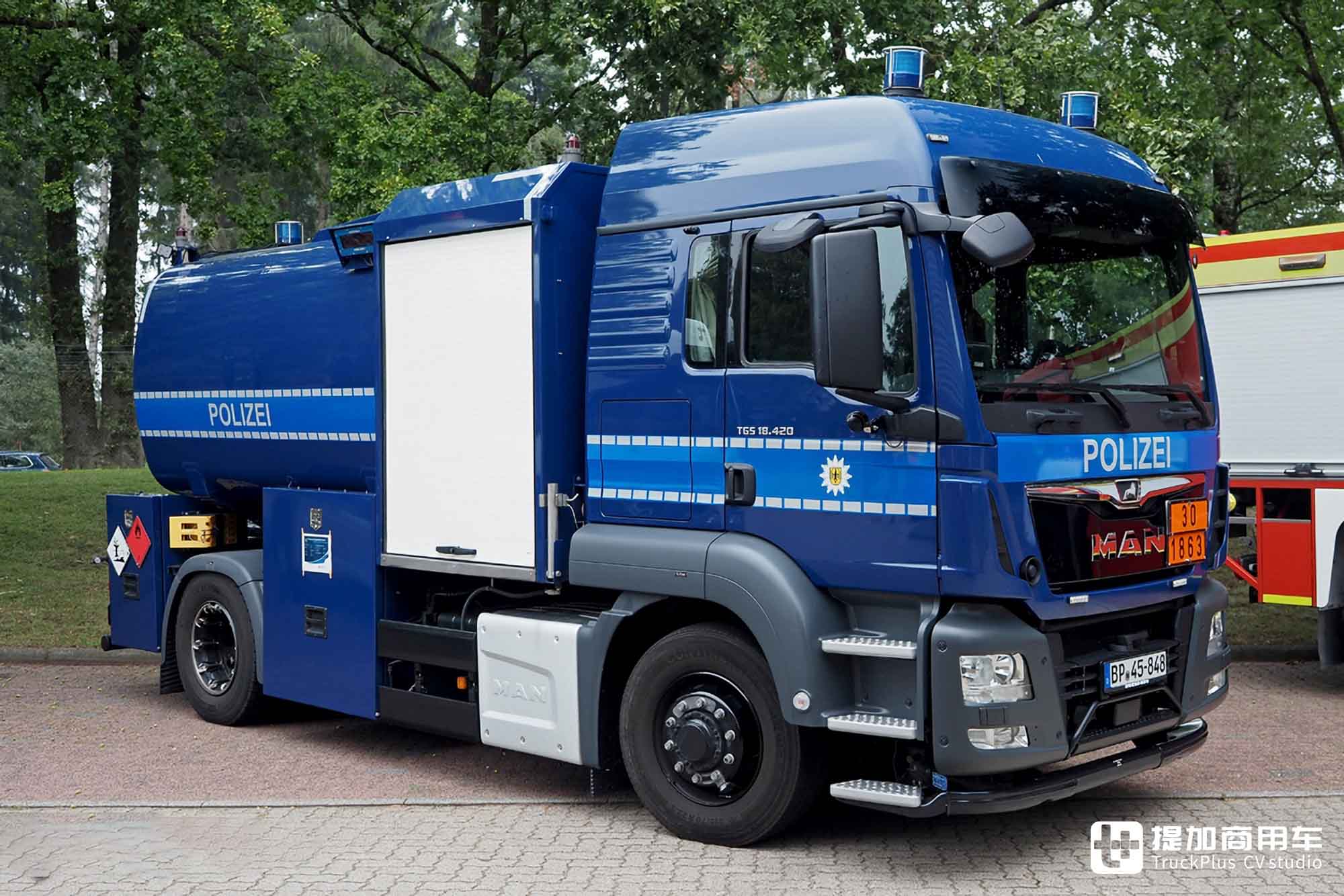 车身结构极其紧凑,四轮全驱+静液压驱动,曼恩TGS警用飞机加油车实拍 - 第8张 - 提加商用车网 车身结构极其紧凑,四轮全驱+静液压驱动,曼恩TGS警用飞机加油车实拍 - 第8张