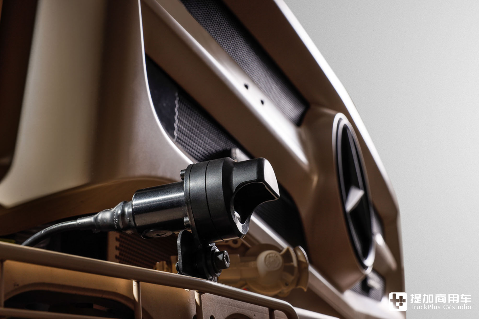 全车配置天花板,安普联合BINZ打造,乌尼莫克U5023战地救护车实拍 - 第9张 - 提加商用车网 全车配置天花板,安普联合BINZ打造,乌尼莫克U5023战地救护车实拍 - 第9张