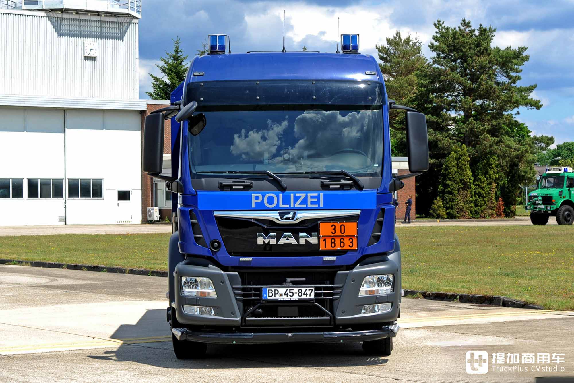 车身结构极其紧凑,四轮全驱+静液压驱动,曼恩TGS警用飞机加油车实拍 - 第9张 - 提加商用车网 车身结构极其紧凑,四轮全驱+静液压驱动,曼恩TGS警用飞机加油车实拍 - 第9张