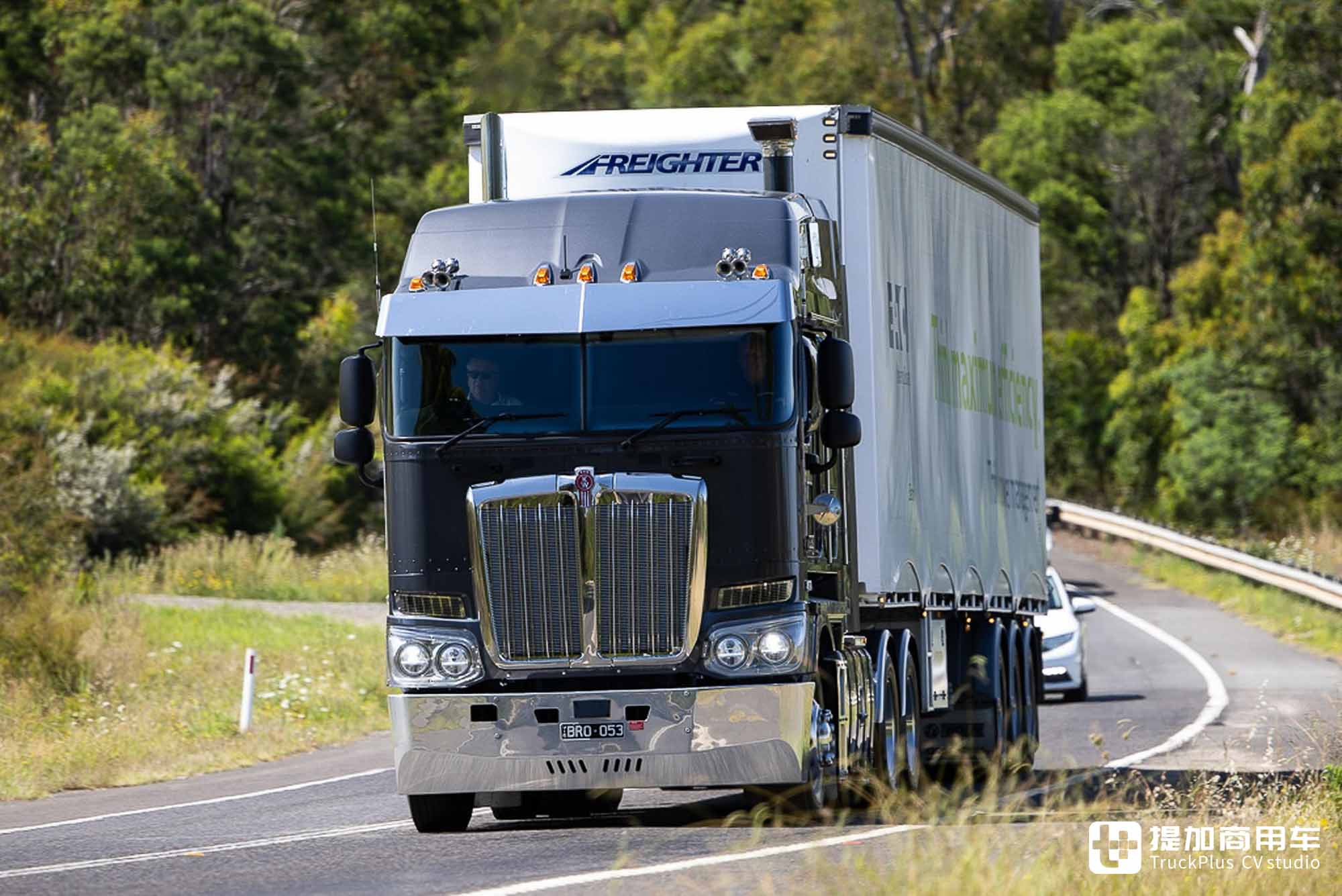 美式平头卡车见过没？搭载大号驾驶室，再带你看肯沃斯K220牵引车