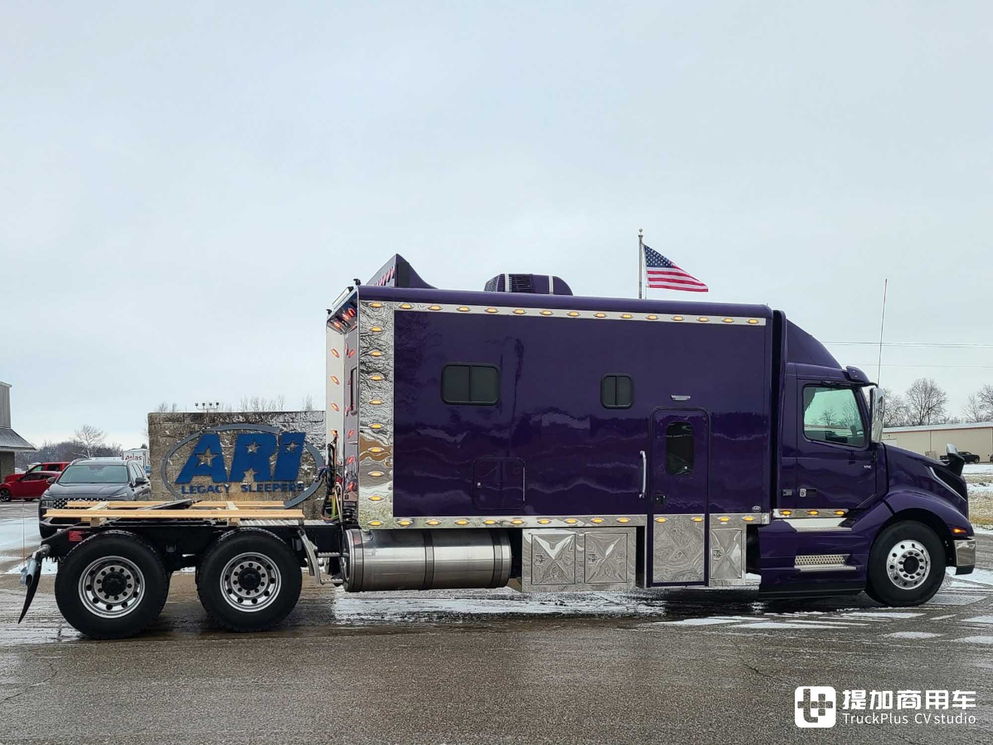 生活舱长度近5米，做饭洗澡全满足，带你看驾驶室超级加长的沃尔沃VNL长头卡车