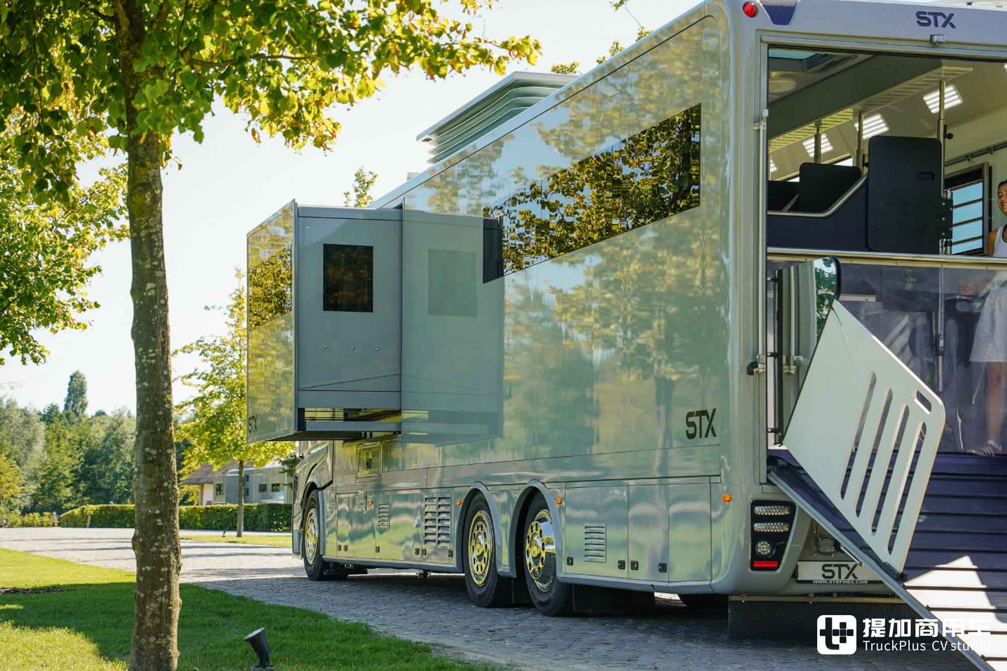 A型房车般豪华生活空间,还可运输9匹马,奔驰Actros L马匹运输车了解一下 - 第10张 - 提加商用车网 A型房车般豪华生活空间,还可运输9匹马,奔驰Actros L马匹运输车了解一下 - 第10张