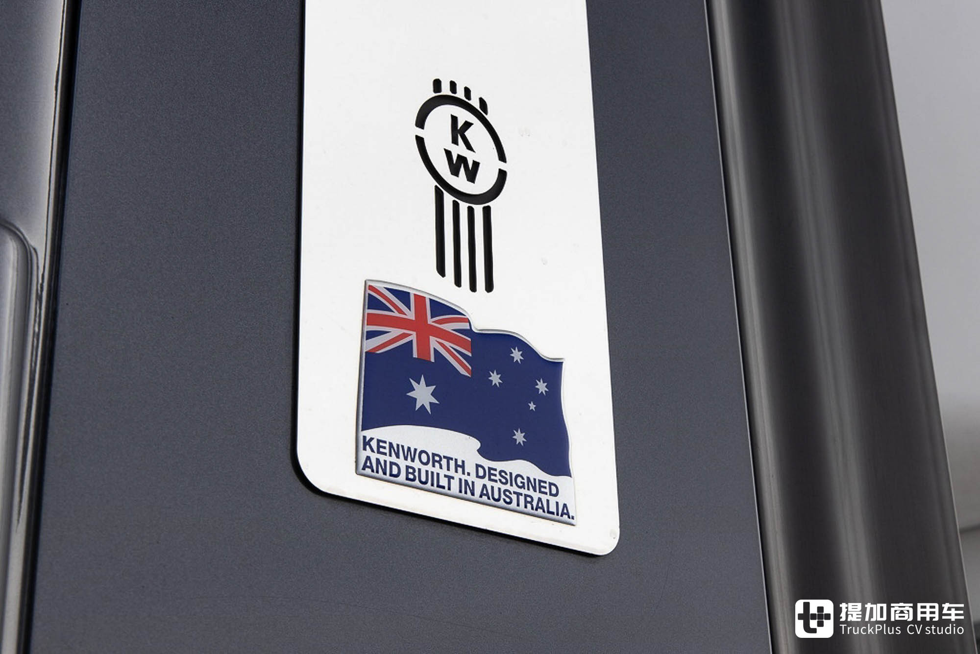 美式平头卡车见过没?搭载大号驾驶室,再带你看肯沃斯K220牵引车 - 第10张 - 提加商用车网 美式平头卡车见过没?搭载大号驾驶室,再带你看肯沃斯K220牵引车 - 第10张