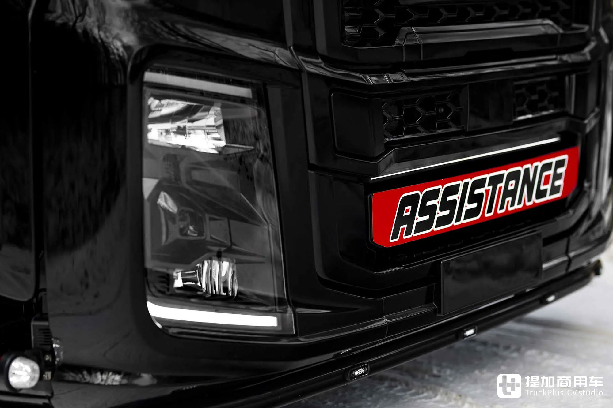 损毁后浴火重生,运动风内外爆改,这台福特F-MAX牵引车可真有故事 - 第11张 - 提加商用车网 损毁后浴火重生,运动风内外爆改,这台福特F-MAX牵引车可真有故事 - 第11张