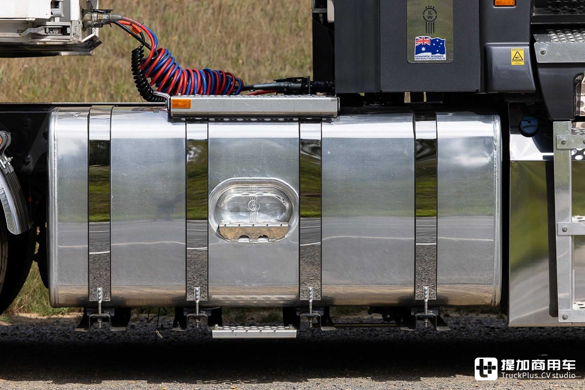 美式平头卡车见过没?搭载大号驾驶室,再带你看肯沃斯K220牵引车 - 第11张 - 提加商用车网 美式平头卡车见过没?搭载大号驾驶室,再带你看肯沃斯K220牵引车 - 第11张