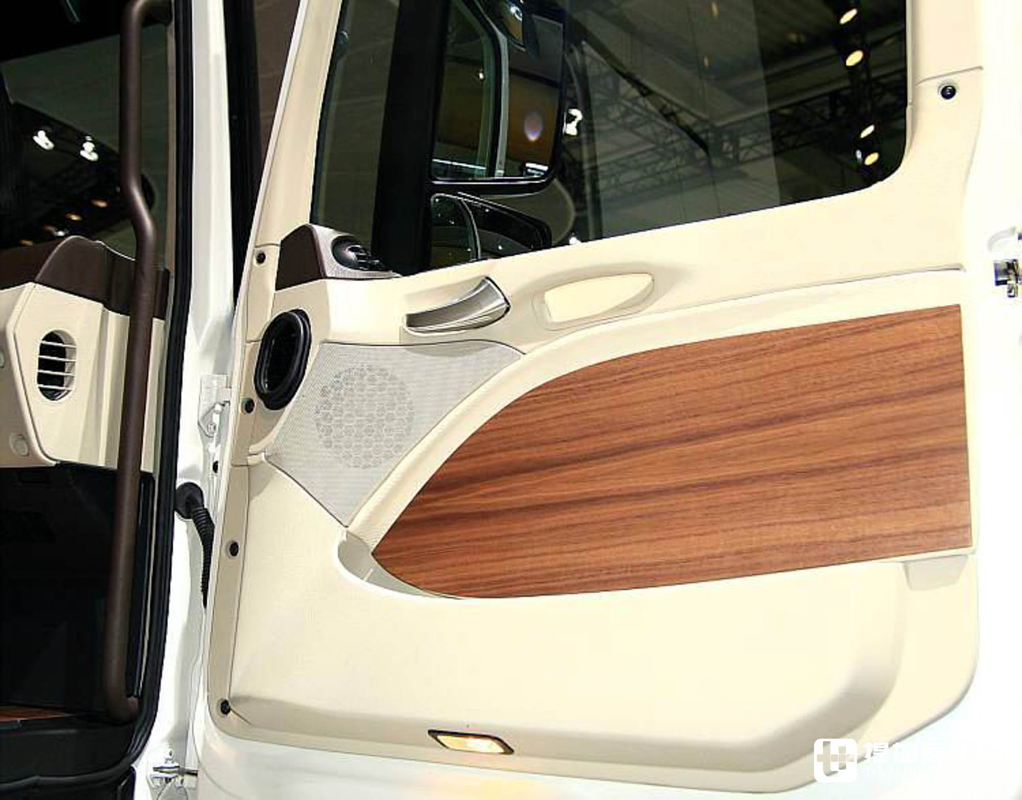 600匹V8的单人生活舱,回顾18年前的奔驰Actros SpaceMax概念车 - 第12张 - 提加商用车网 600匹V8的单人生活舱,回顾18年前的奔驰Actros SpaceMax概念车 - 第12张