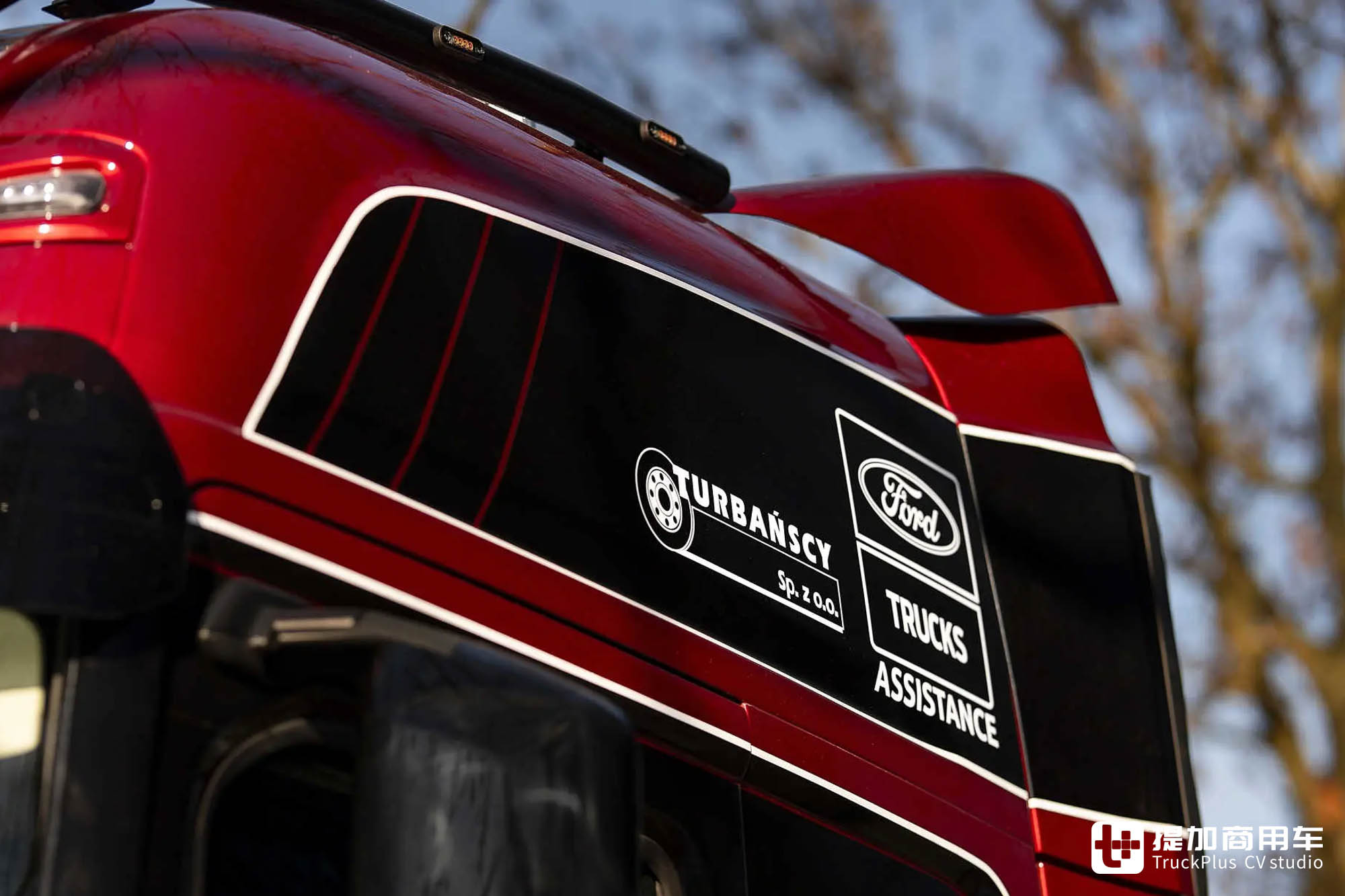 损毁后浴火重生,运动风内外爆改,这台福特F-MAX牵引车可真有故事 - 第13张 - 提加商用车网 损毁后浴火重生,运动风内外爆改,这台福特F-MAX牵引车可真有故事 - 第13张