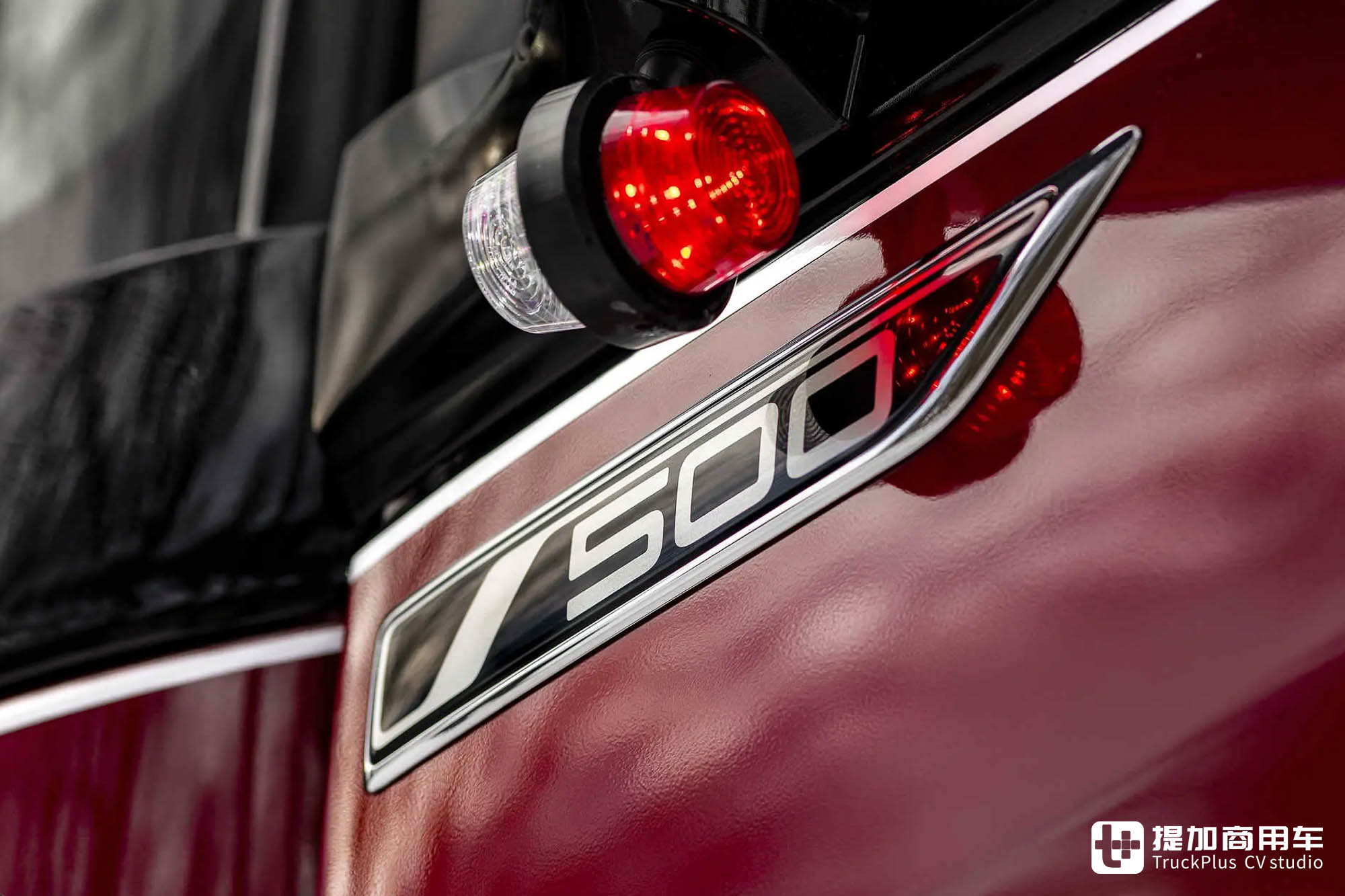 损毁后浴火重生,运动风内外爆改,这台福特F-MAX牵引车可真有故事 - 第14张 - 提加商用车网 损毁后浴火重生,运动风内外爆改,这台福特F-MAX牵引车可真有故事 - 第14张