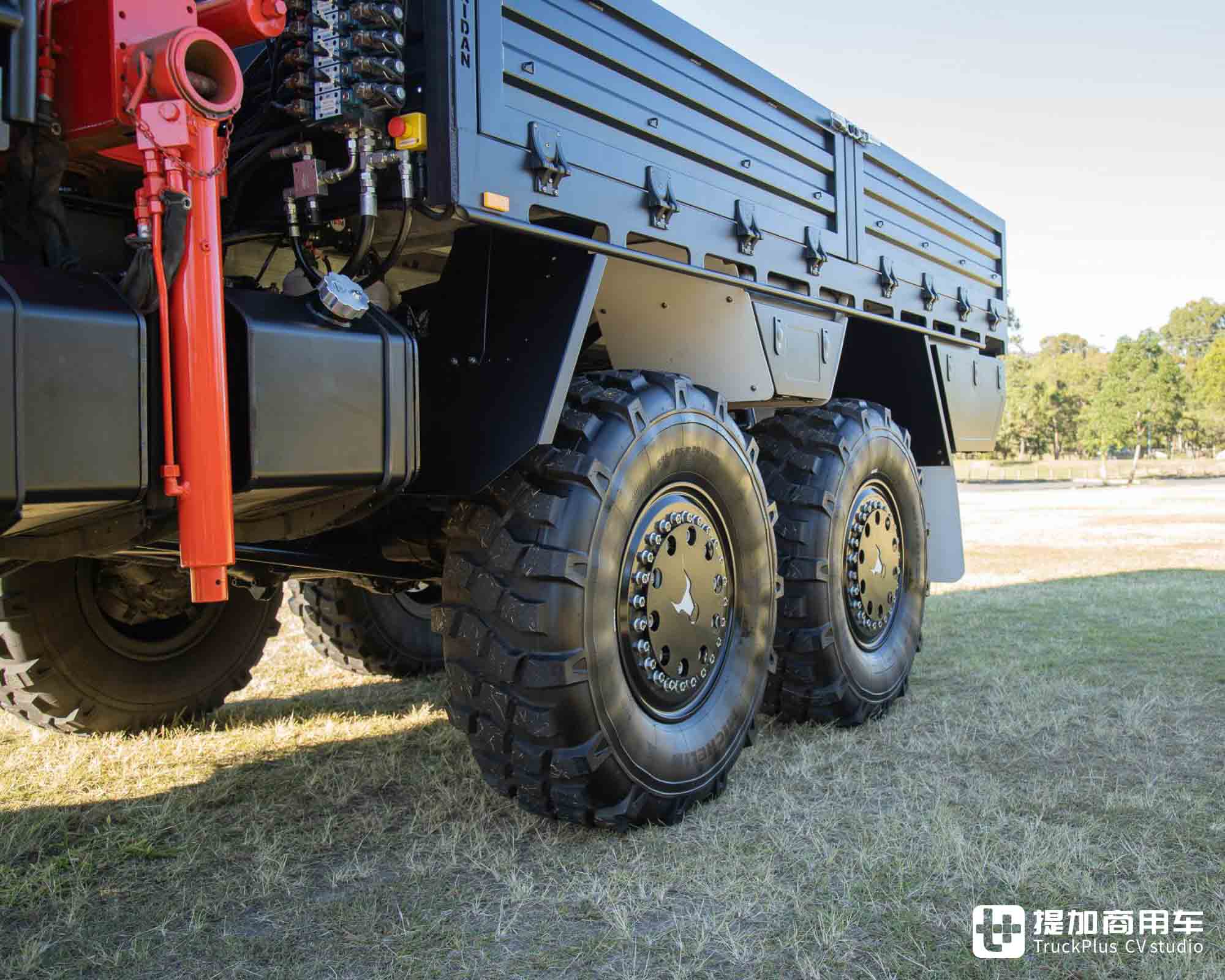 稀有的原厂6x6,爆改驾驶室+上装,乌尼莫克U 2450越野工作车实拍 - 第14张 - 提加商用车网 稀有的原厂6x6,爆改驾驶室+上装,乌尼莫克U 2450越野工作车实拍 - 第14张