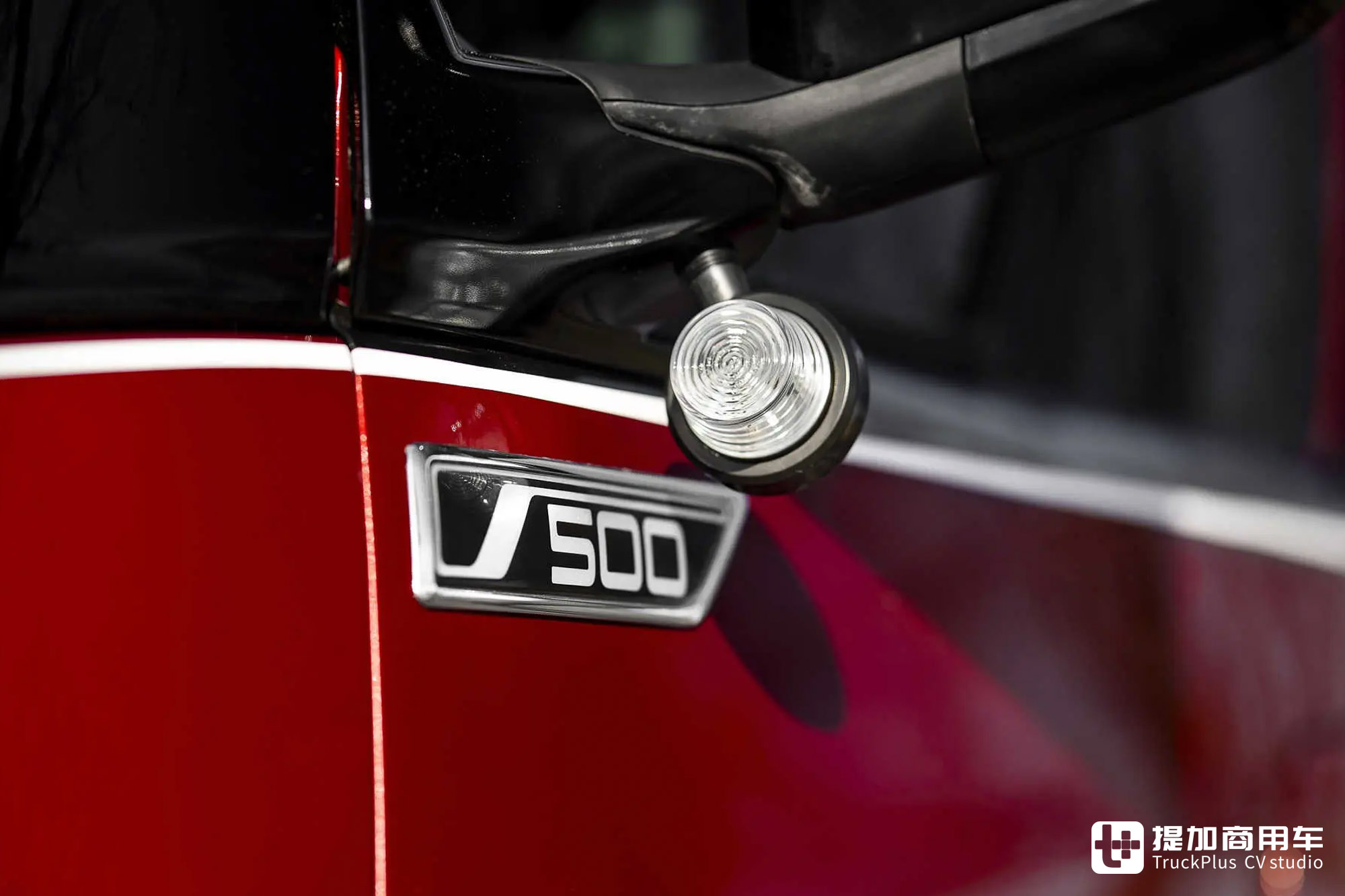 损毁后浴火重生,运动风内外爆改,这台福特F-MAX牵引车可真有故事 - 第15张 - 提加商用车网 损毁后浴火重生,运动风内外爆改,这台福特F-MAX牵引车可真有故事 - 第15张