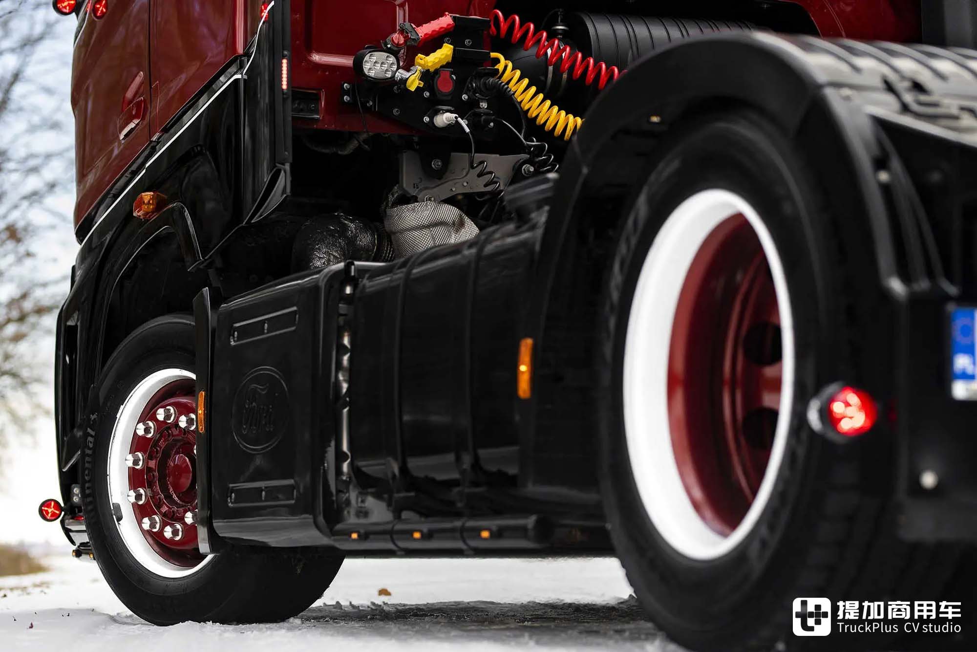 损毁后浴火重生,运动风内外爆改,这台福特F-MAX牵引车可真有故事 - 第16张 - 提加商用车网 损毁后浴火重生,运动风内外爆改,这台福特F-MAX牵引车可真有故事 - 第16张