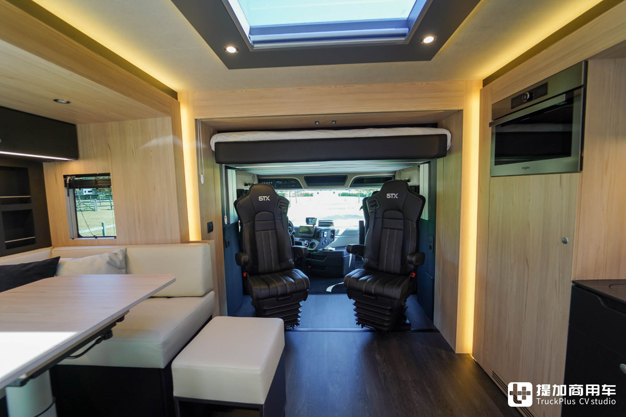 A型房车般豪华生活空间,还可运输9匹马,奔驰Actros L马匹运输车了解一下 - 第16张 - 提加商用车网 A型房车般豪华生活空间,还可运输9匹马,奔驰Actros L马匹运输车了解一下 - 第16张