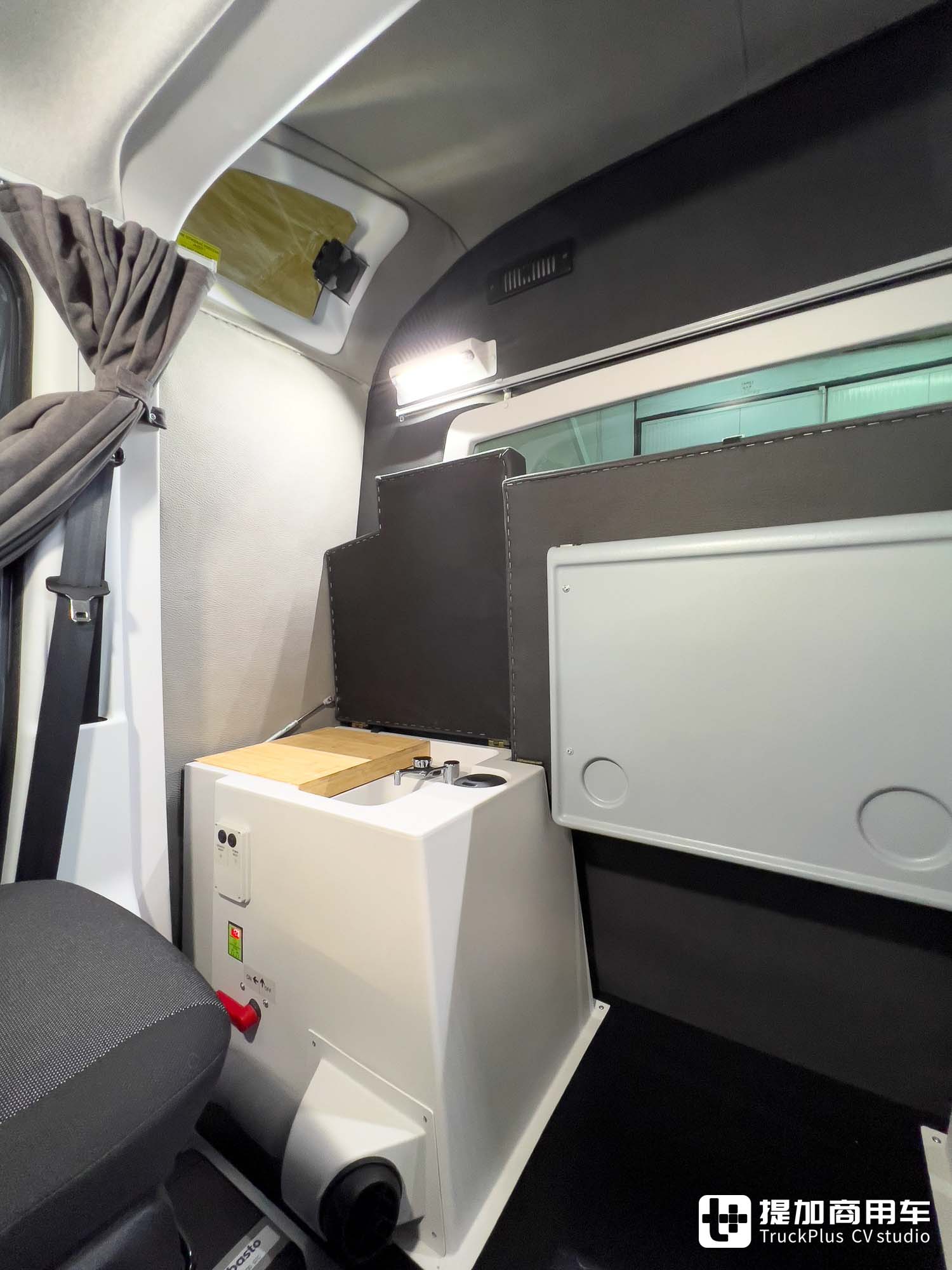 轻客也配生活舱?带大卧铺还能做饭,带你看波兰特色的依维柯Daily车型 - 第16张 - 提加商用车网 轻客也配生活舱?带大卧铺还能做饭,带你看波兰特色的依维柯Daily车型 - 第16张
