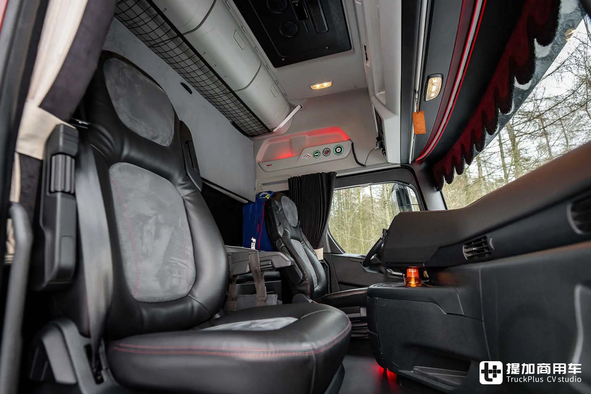 损毁后浴火重生,运动风内外爆改,这台福特F-MAX牵引车可真有故事 - 第17张 - 提加商用车网 损毁后浴火重生,运动风内外爆改,这台福特F-MAX牵引车可真有故事 - 第17张