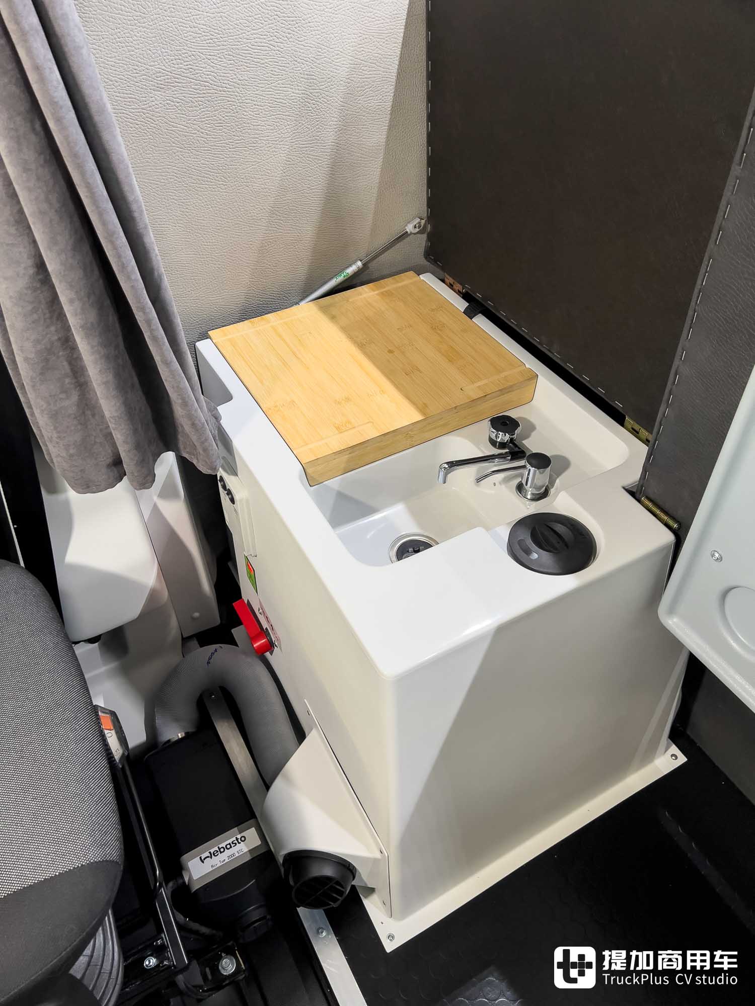 轻客也配生活舱?带大卧铺还能做饭,带你看波兰特色的依维柯Daily车型 - 第17张 - 提加商用车网 轻客也配生活舱?带大卧铺还能做饭,带你看波兰特色的依维柯Daily车型 - 第17张