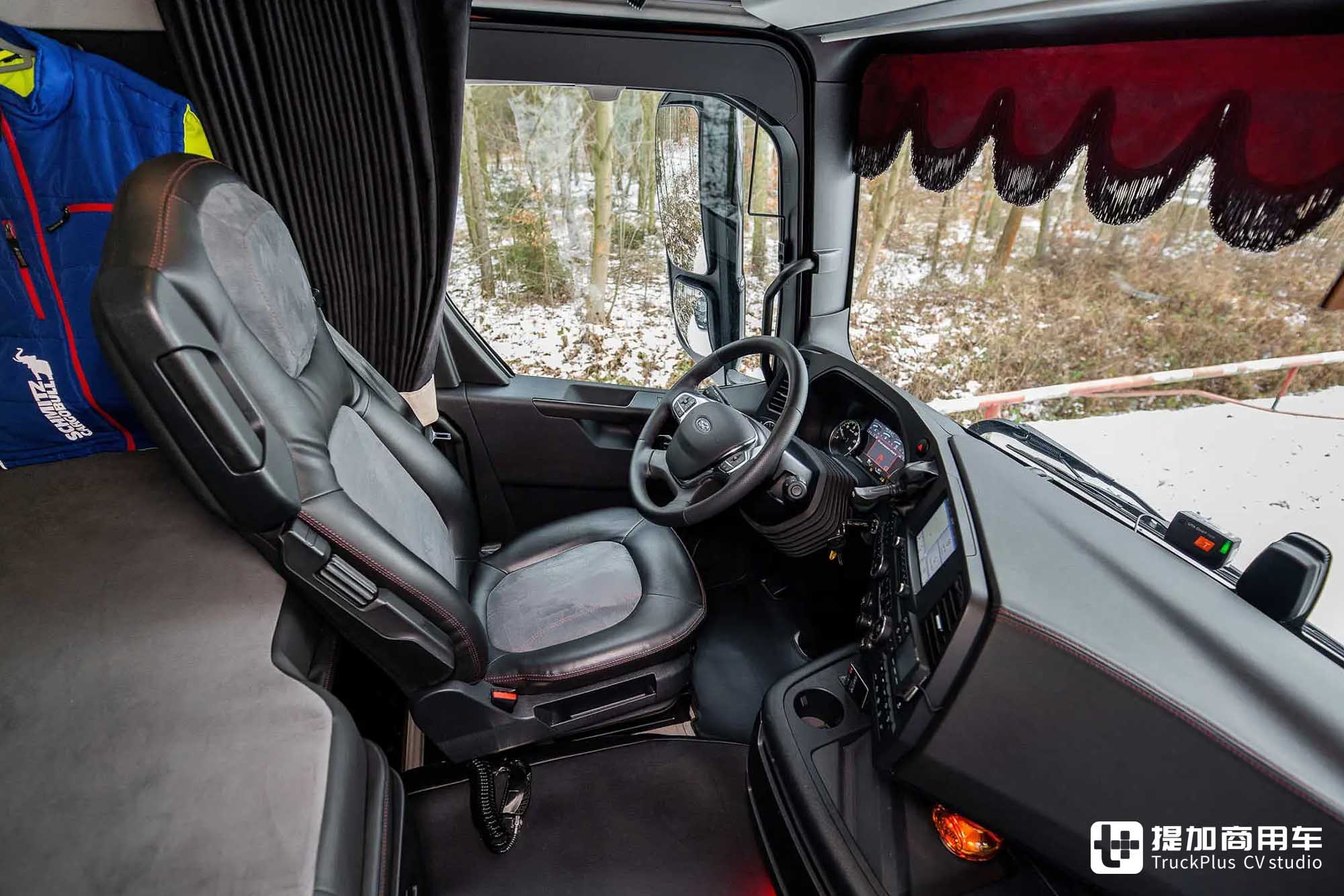 损毁后浴火重生,运动风内外爆改,这台福特F-MAX牵引车可真有故事 - 第18张 - 提加商用车网 损毁后浴火重生,运动风内外爆改,这台福特F-MAX牵引车可真有故事 - 第18张