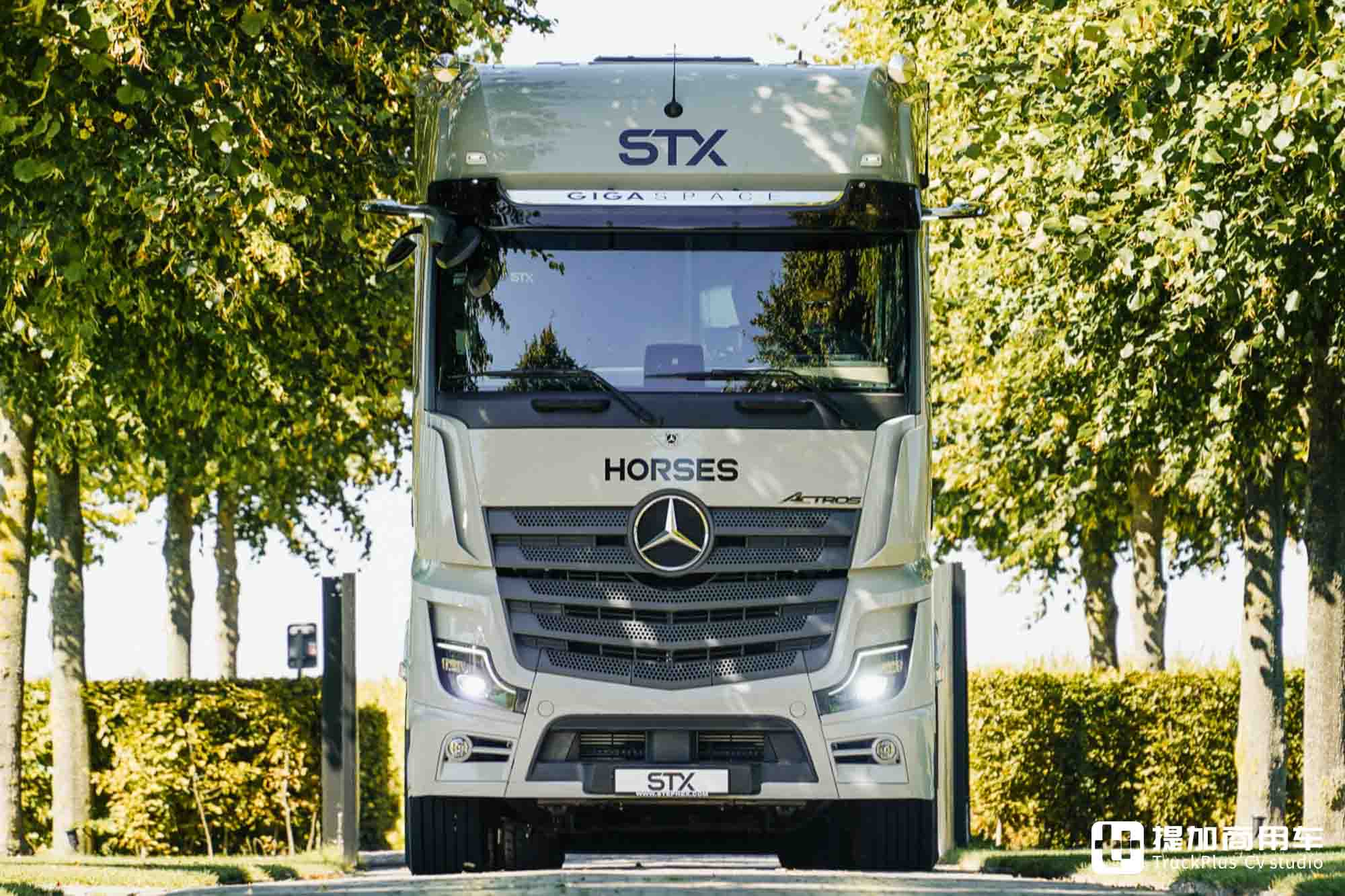 A型房车般豪华生活空间,还可运输9匹马,奔驰Actros L马匹运输车了解一下 - 第2张 - 提加商用车网 A型房车般豪华生活空间,还可运输9匹马,奔驰Actros L马匹运输车了解一下 - 第2张