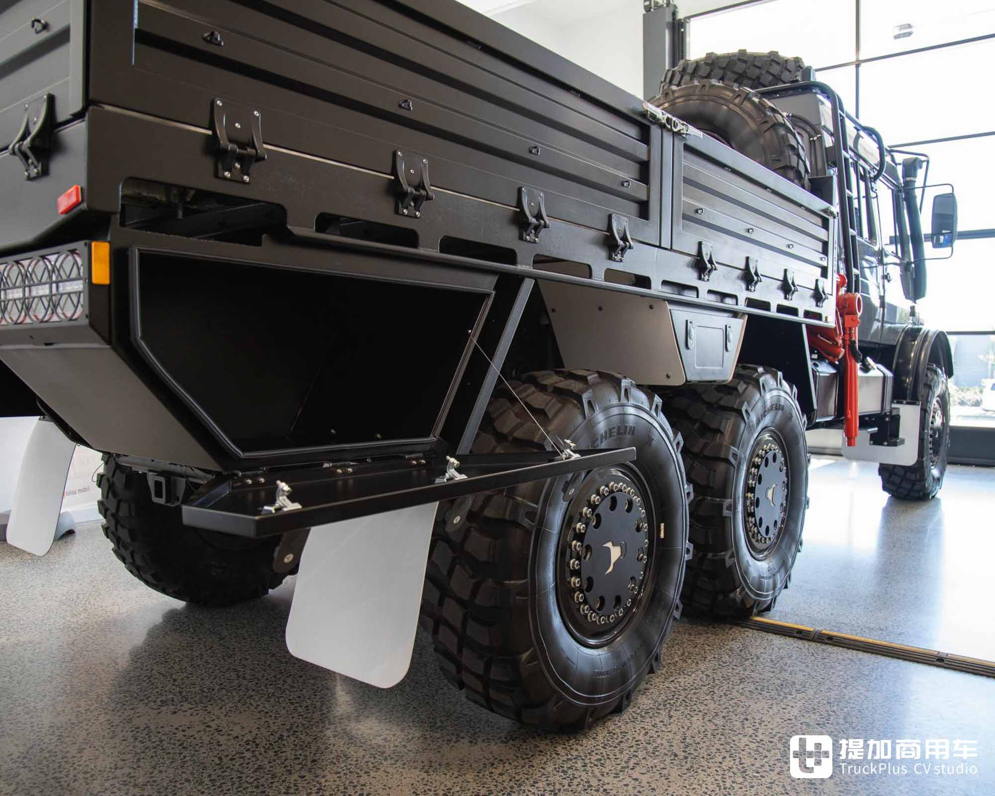 稀有的原厂6x6,爆改驾驶室+上装,乌尼莫克U 2450越野工作车实拍 - 第21张 - 提加商用车网 稀有的原厂6x6,爆改驾驶室+上装,乌尼莫克U 2450越野工作车实拍 - 第21张