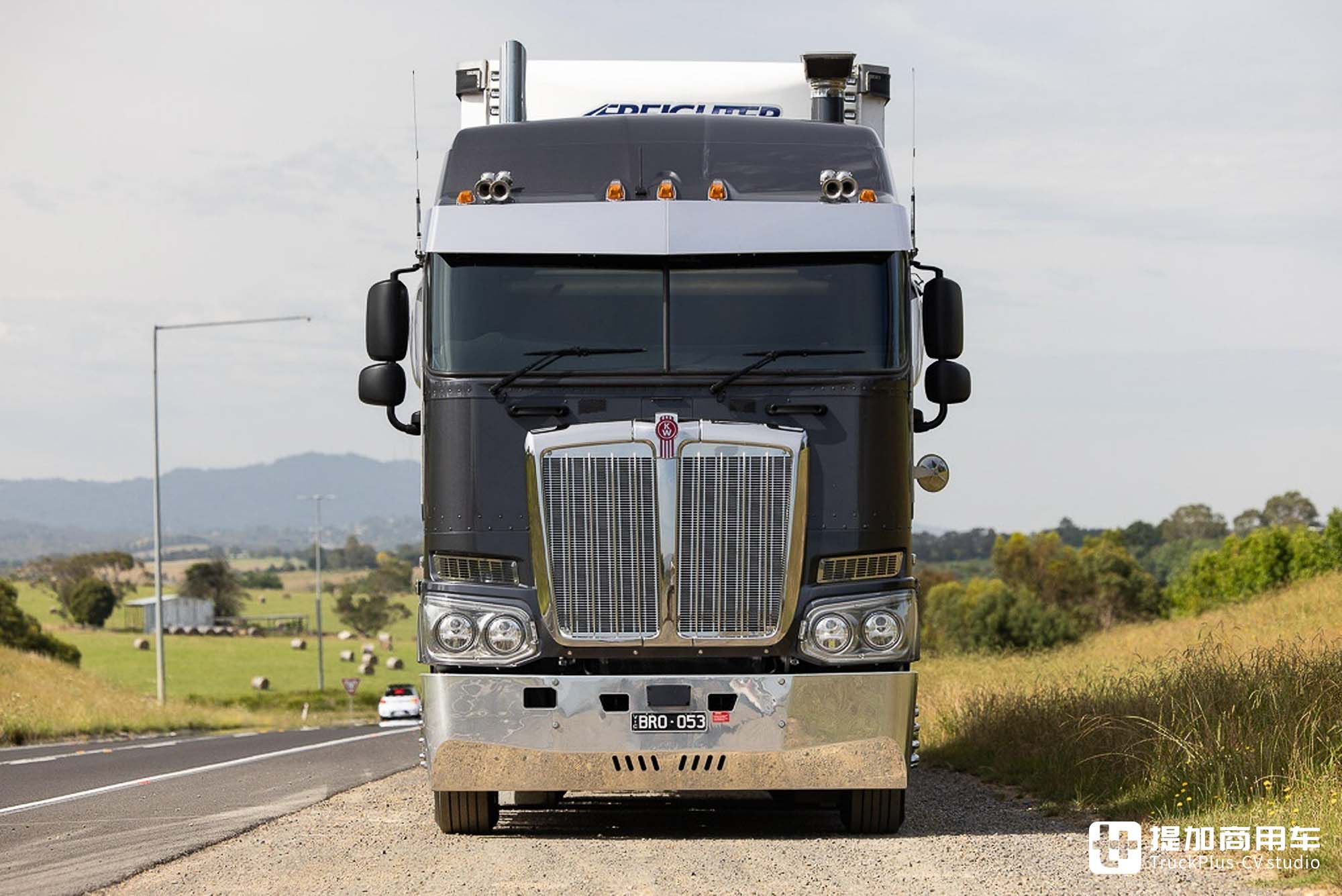 美式平头卡车见过没?搭载大号驾驶室,再带你看肯沃斯K220牵引车 - 第3张 - 提加商用车网 美式平头卡车见过没?搭载大号驾驶室,再带你看肯沃斯K220牵引车 - 第3张