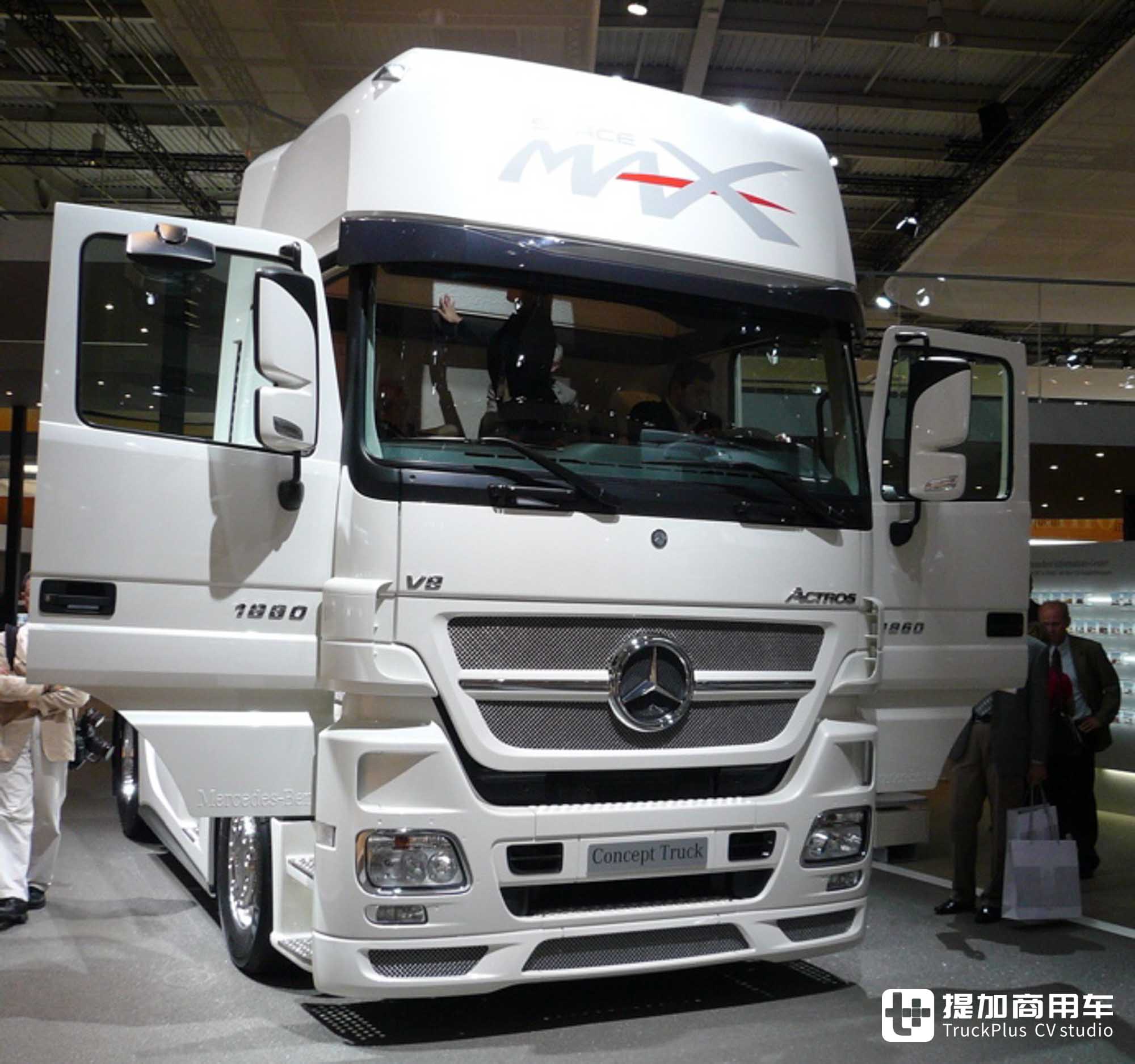 600匹V8的单人生活舱,回顾18年前的奔驰Actros SpaceMax概念车 - 第3张 - 提加商用车网 600匹V8的单人生活舱,回顾18年前的奔驰Actros SpaceMax概念车 - 第3张