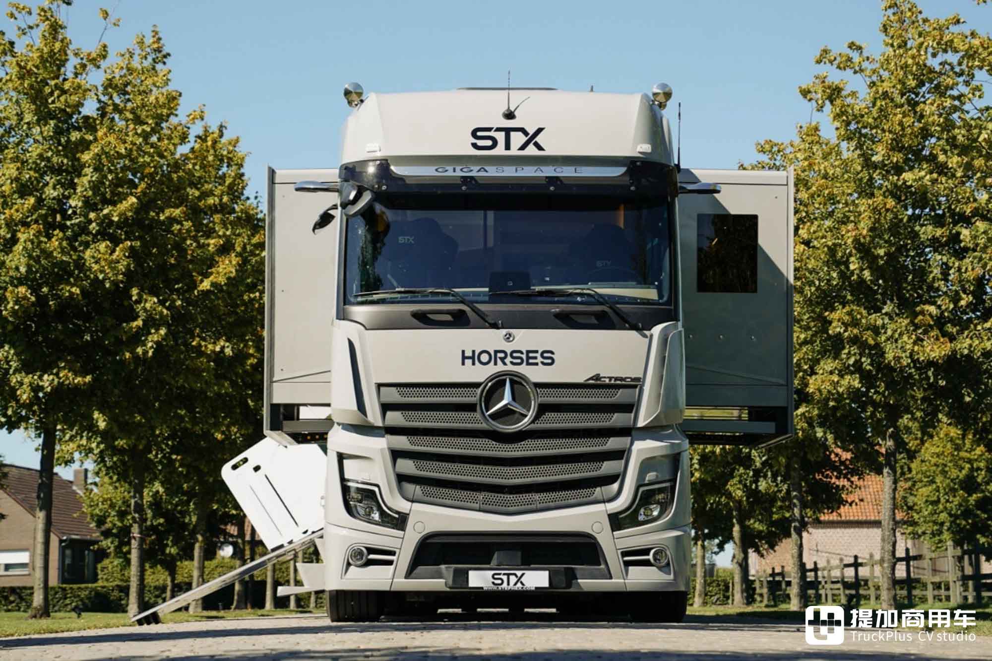 A型房车般豪华生活空间,还可运输9匹马,奔驰Actros L马匹运输车了解一下 - 第4张 - 提加商用车网 A型房车般豪华生活空间,还可运输9匹马,奔驰Actros L马匹运输车了解一下 - 第4张