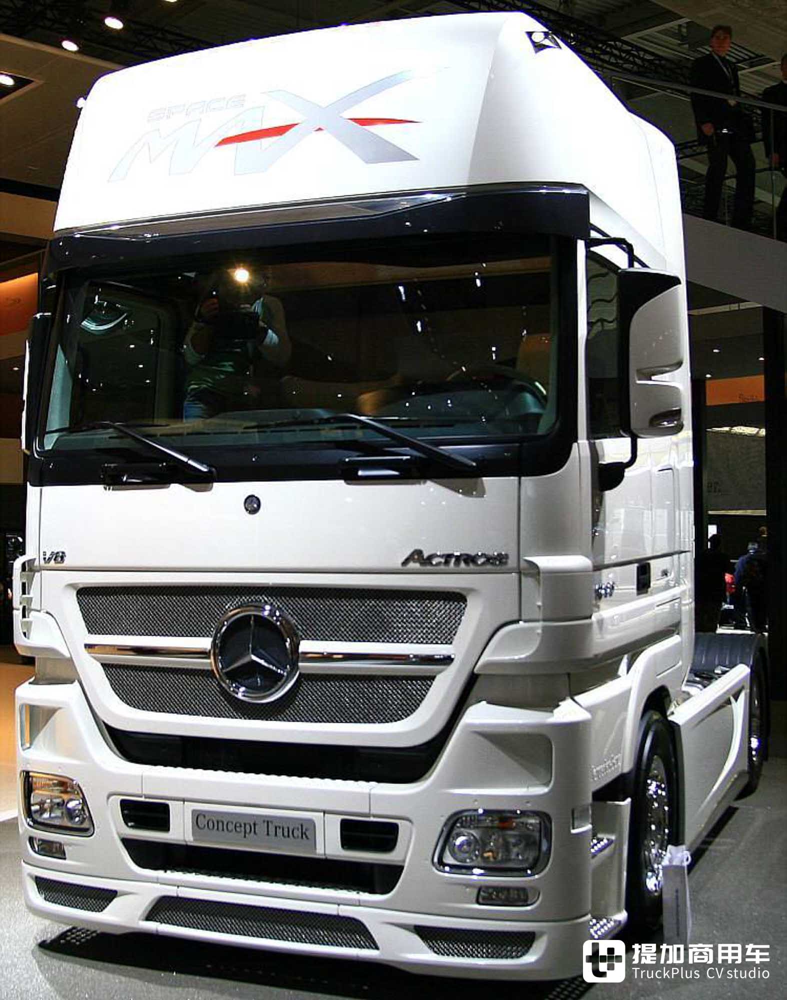 600匹V8的单人生活舱,回顾18年前的奔驰Actros SpaceMax概念车 - 第4张 - 提加商用车网 600匹V8的单人生活舱,回顾18年前的奔驰Actros SpaceMax概念车 - 第4张