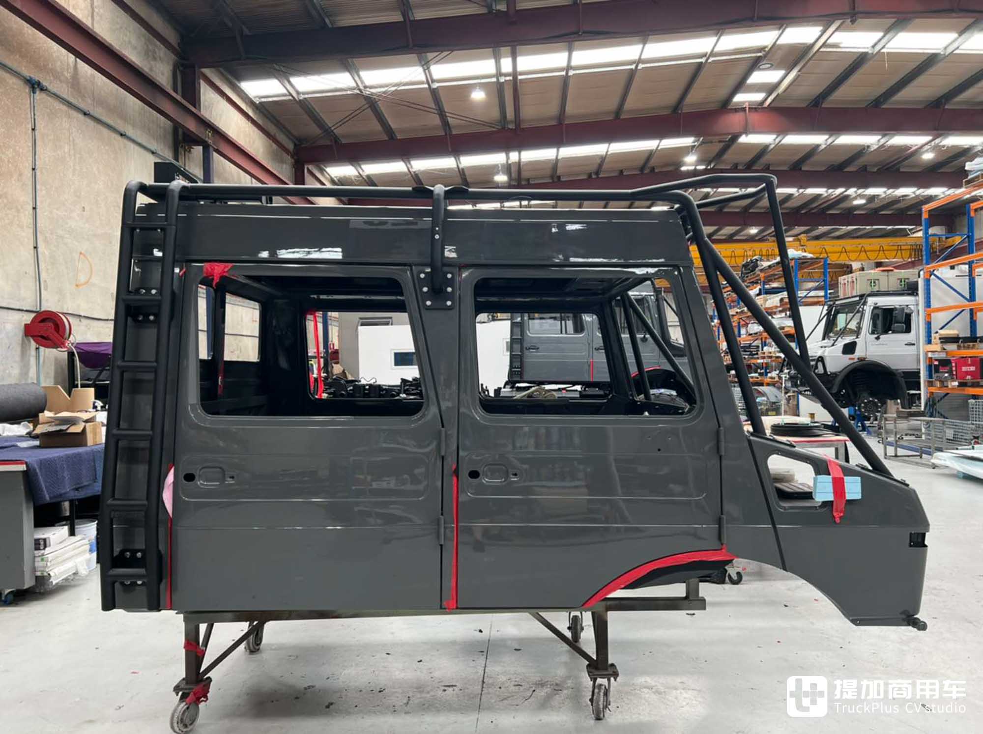 稀有的原厂6x6,爆改驾驶室+上装,乌尼莫克U 2450越野工作车实拍 - 第5张 - 提加商用车网 稀有的原厂6x6,爆改驾驶室+上装,乌尼莫克U 2450越野工作车实拍 - 第5张