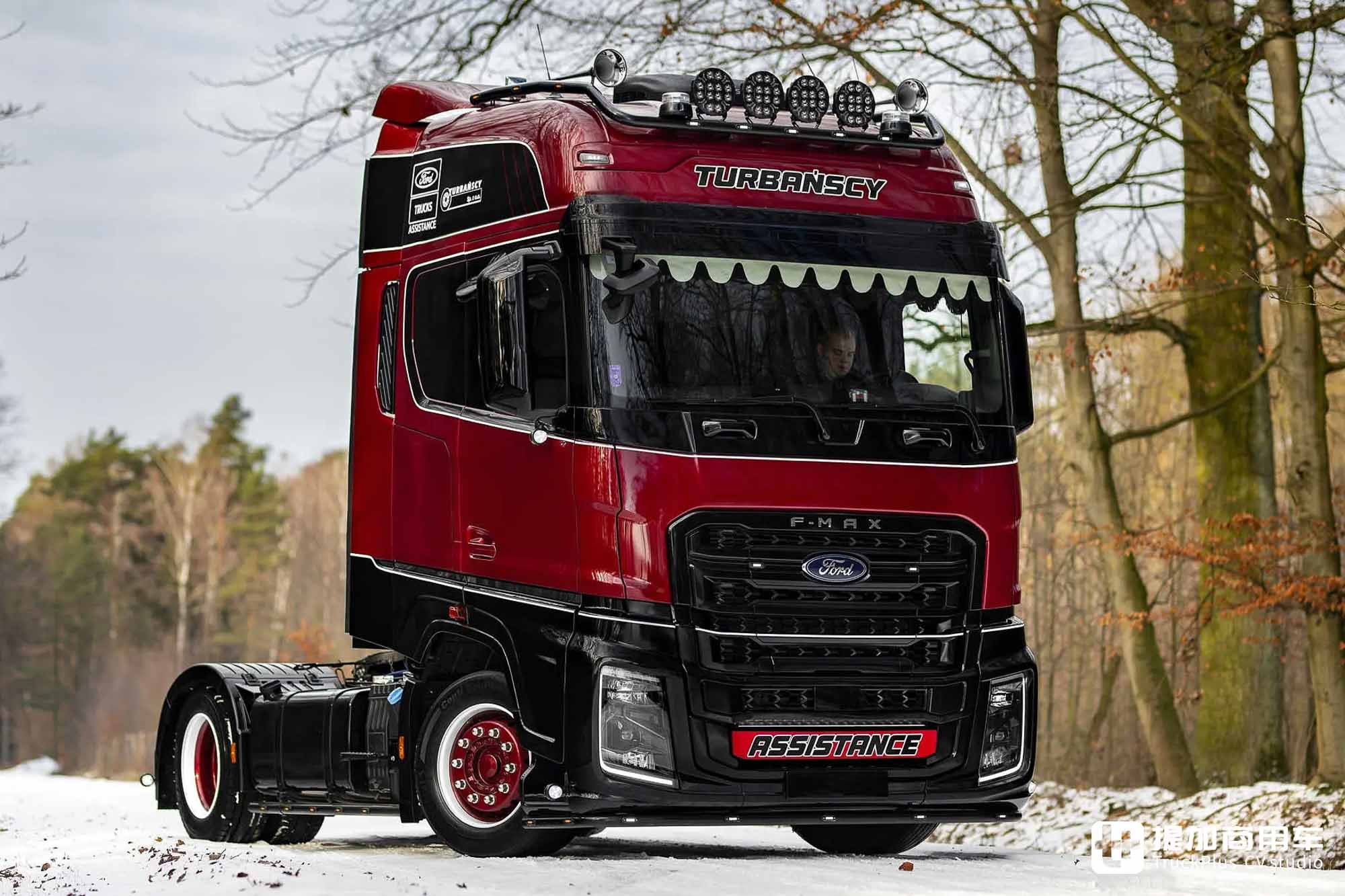 损毁后浴火重生,运动风内外爆改,这台福特F-MAX牵引车可真有故事 - 第6张 - 提加商用车网 损毁后浴火重生,运动风内外爆改,这台福特F-MAX牵引车可真有故事 - 第6张