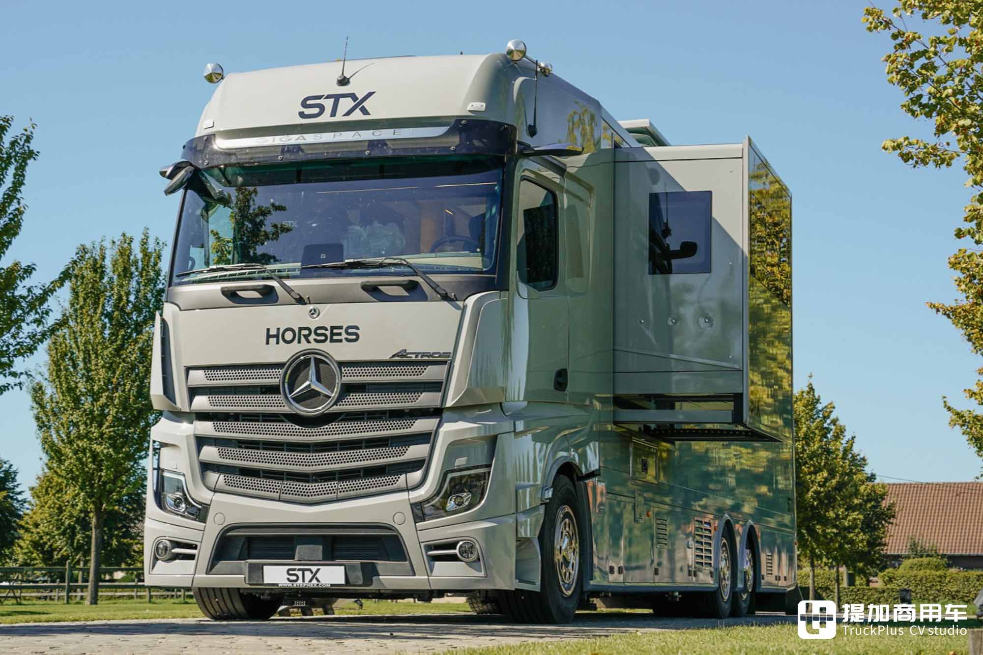 A型房车般豪华生活空间,还可运输9匹马,奔驰Actros L马匹运输车了解一下 - 第7张 - 提加商用车网 A型房车般豪华生活空间,还可运输9匹马,奔驰Actros L马匹运输车了解一下 - 第7张