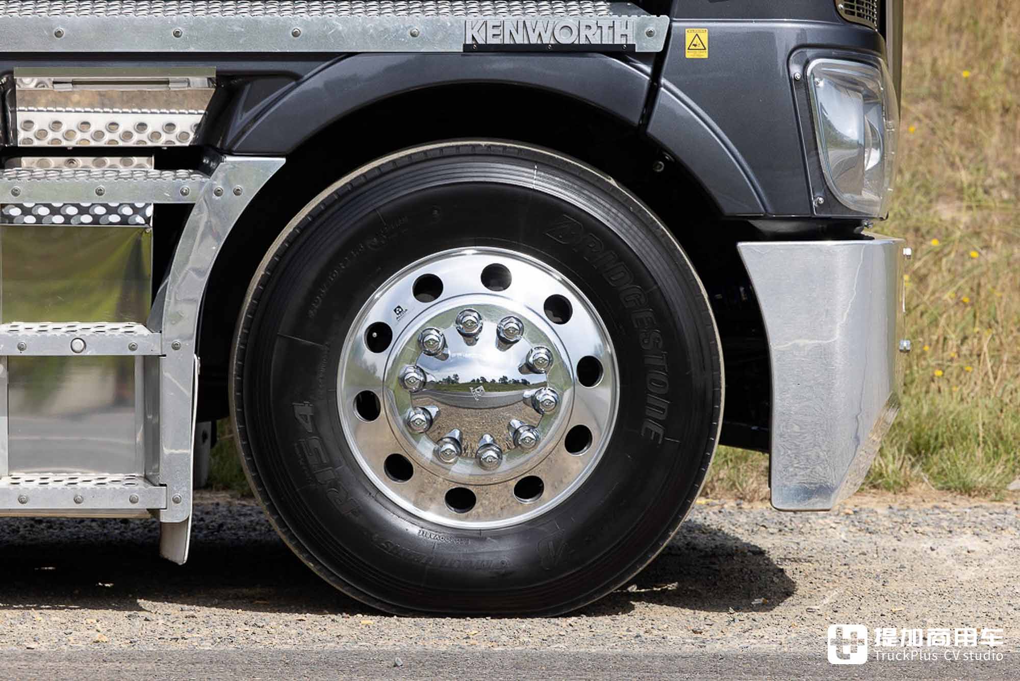 美式平头卡车见过没?搭载大号驾驶室,再带你看肯沃斯K220牵引车 - 第7张 - 提加商用车网 美式平头卡车见过没?搭载大号驾驶室,再带你看肯沃斯K220牵引车 - 第7张