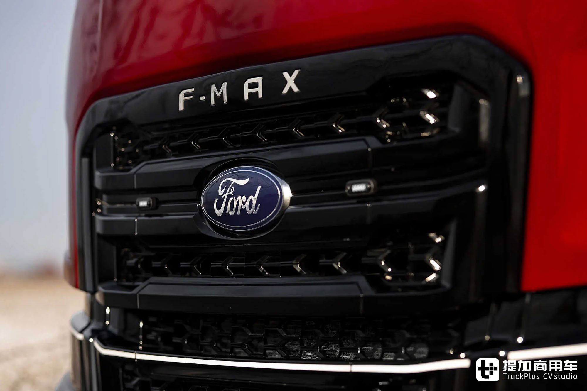 损毁后浴火重生,运动风内外爆改,这台福特F-MAX牵引车可真有故事 - 第8张 - 提加商用车网 损毁后浴火重生,运动风内外爆改,这台福特F-MAX牵引车可真有故事 - 第8张