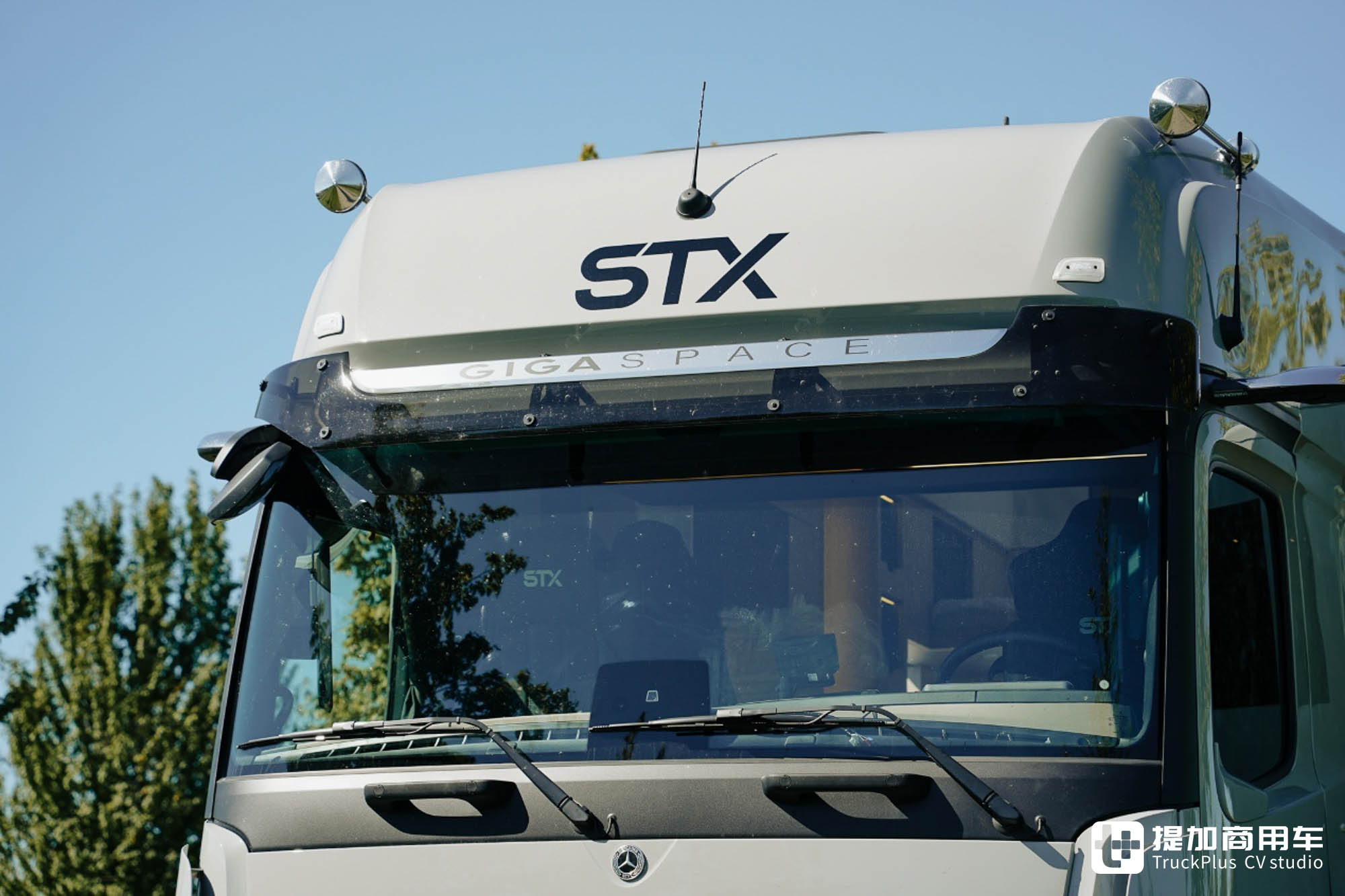 A型房车般豪华生活空间,还可运输9匹马,奔驰Actros L马匹运输车了解一下 - 第8张 - 提加商用车网 A型房车般豪华生活空间,还可运输9匹马,奔驰Actros L马匹运输车了解一下 - 第8张