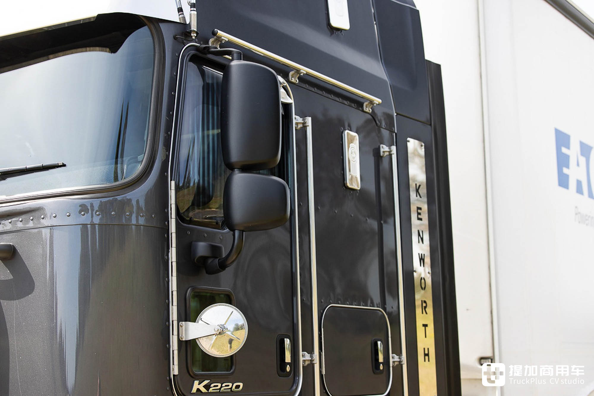 美式平头卡车见过没?搭载大号驾驶室,再带你看肯沃斯K220牵引车 - 第8张 - 提加商用车网 美式平头卡车见过没?搭载大号驾驶室,再带你看肯沃斯K220牵引车 - 第8张