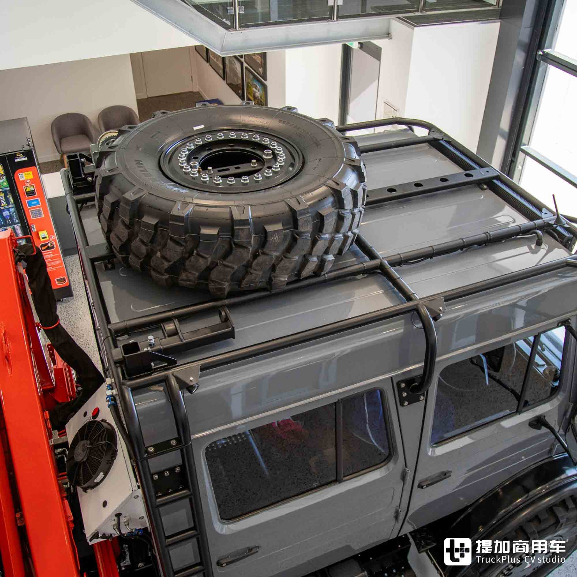 稀有的原厂6x6,爆改驾驶室+上装,乌尼莫克U 2450越野工作车实拍 - 第8张 - 提加商用车网 稀有的原厂6x6,爆改驾驶室+上装,乌尼莫克U 2450越野工作车实拍 - 第8张