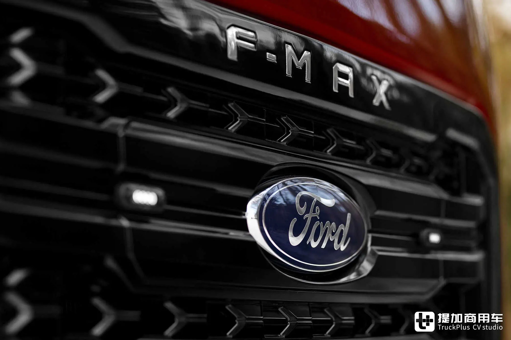 损毁后浴火重生,运动风内外爆改,这台福特F-MAX牵引车可真有故事 - 第9张 - 提加商用车网 损毁后浴火重生,运动风内外爆改,这台福特F-MAX牵引车可真有故事 - 第9张